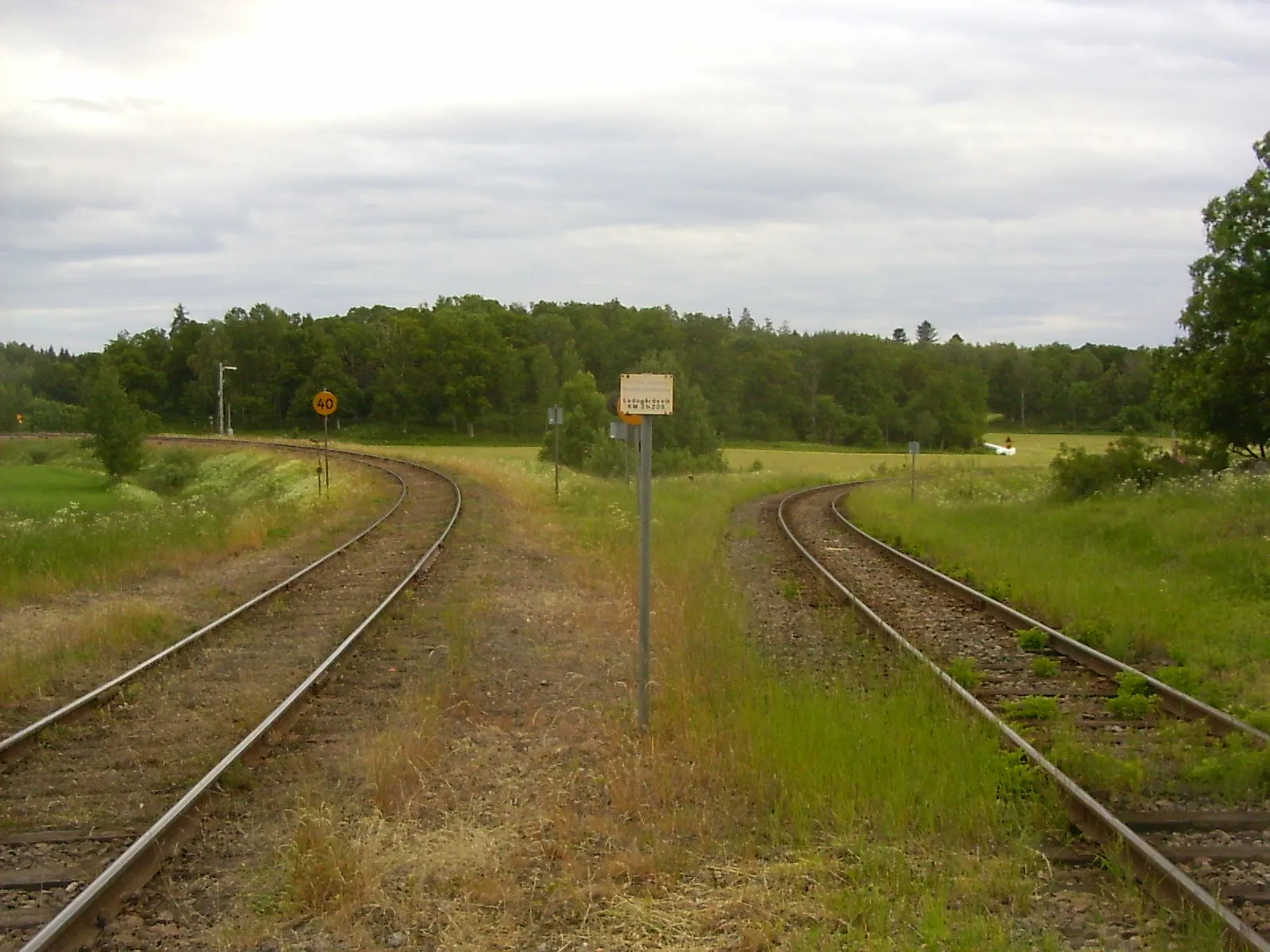 Photo showing: Tjustbanan (left) and Stångådalsbanan (right) join at Bjärka-Säby