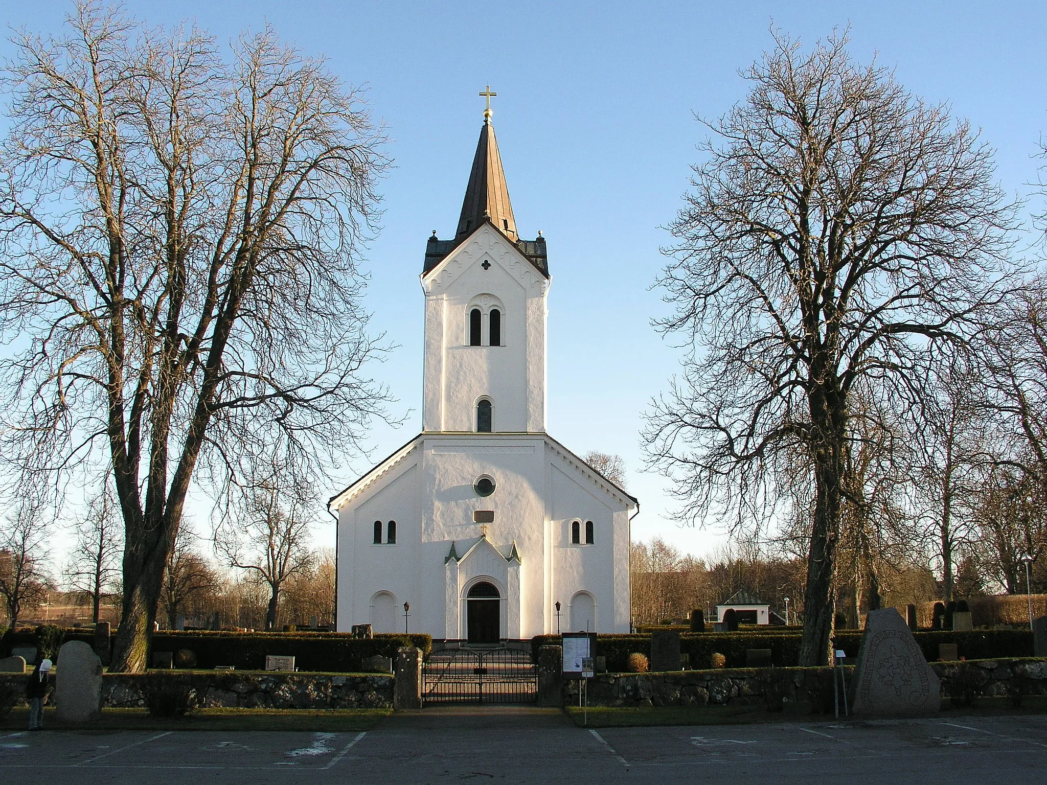 Photo showing: Sjögesta church. Entrance side.