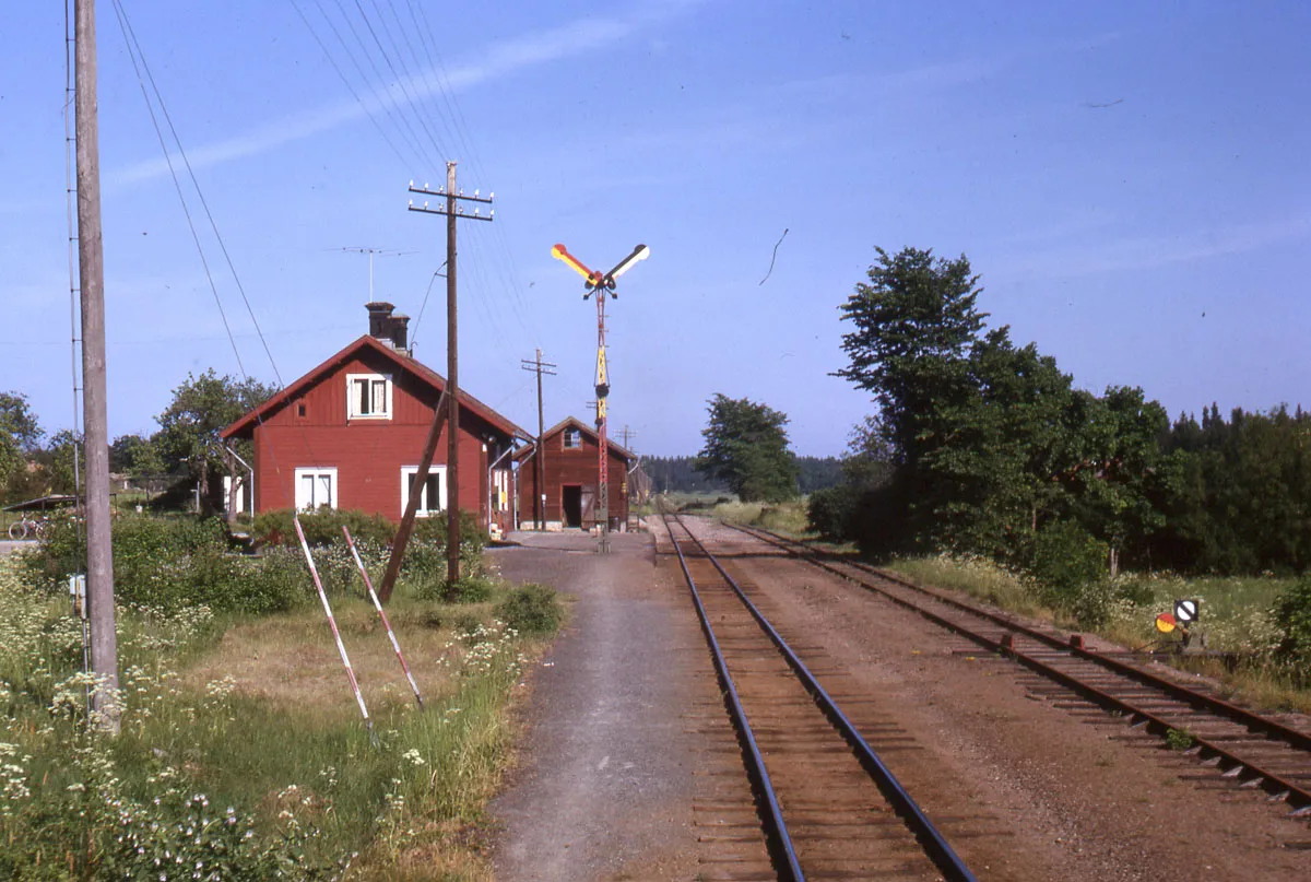 Photo showing: Bärby station några månader innan nedläggningen av persontrafiken Rimbo-Uppsala. T-semaforen vid stationen visar fri genomfart.
