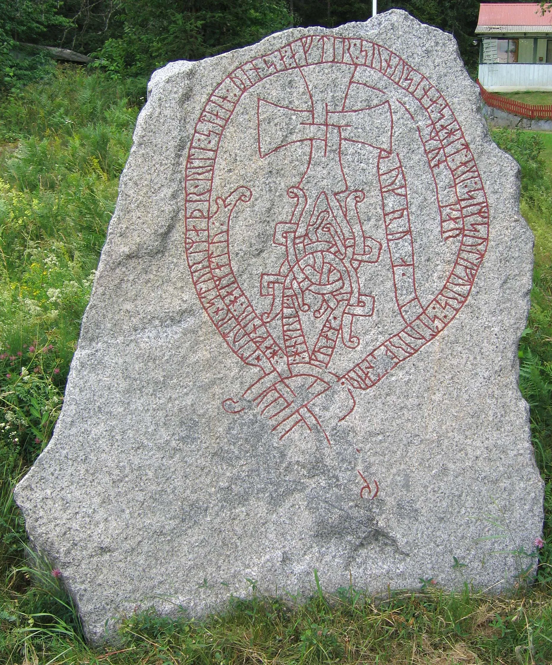 Photo showing: Runestone U 1016 near Fjucky, north of Uppsala, Sweden.

This is a picture of an archaeological site or a monument in Sweden, number Ärentuna 162:1 in the RAÄ Fornsök database.