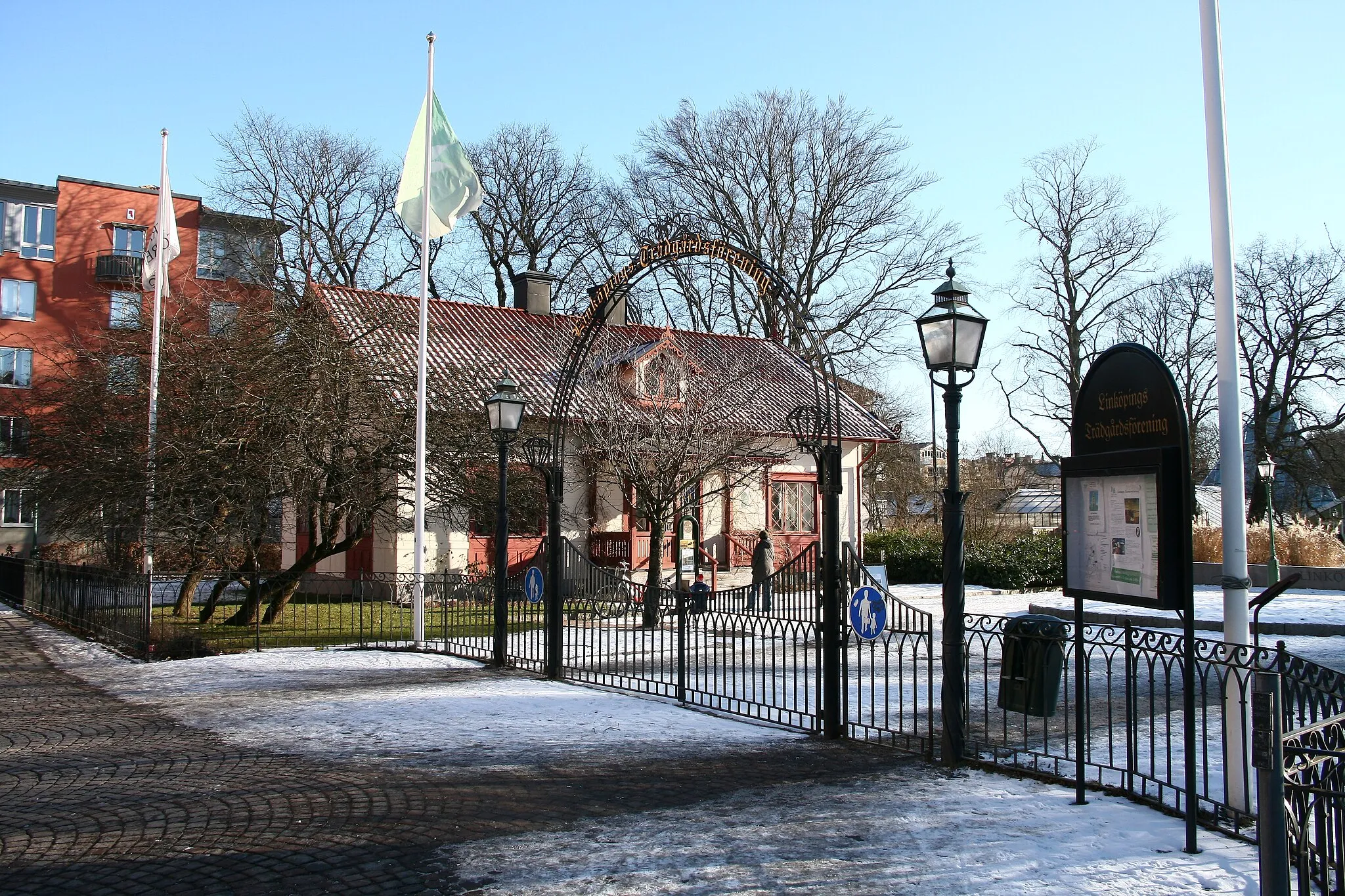 Photo showing: Trädgårdsföreningen, park in central Linköping, northern entrance, in the winter.