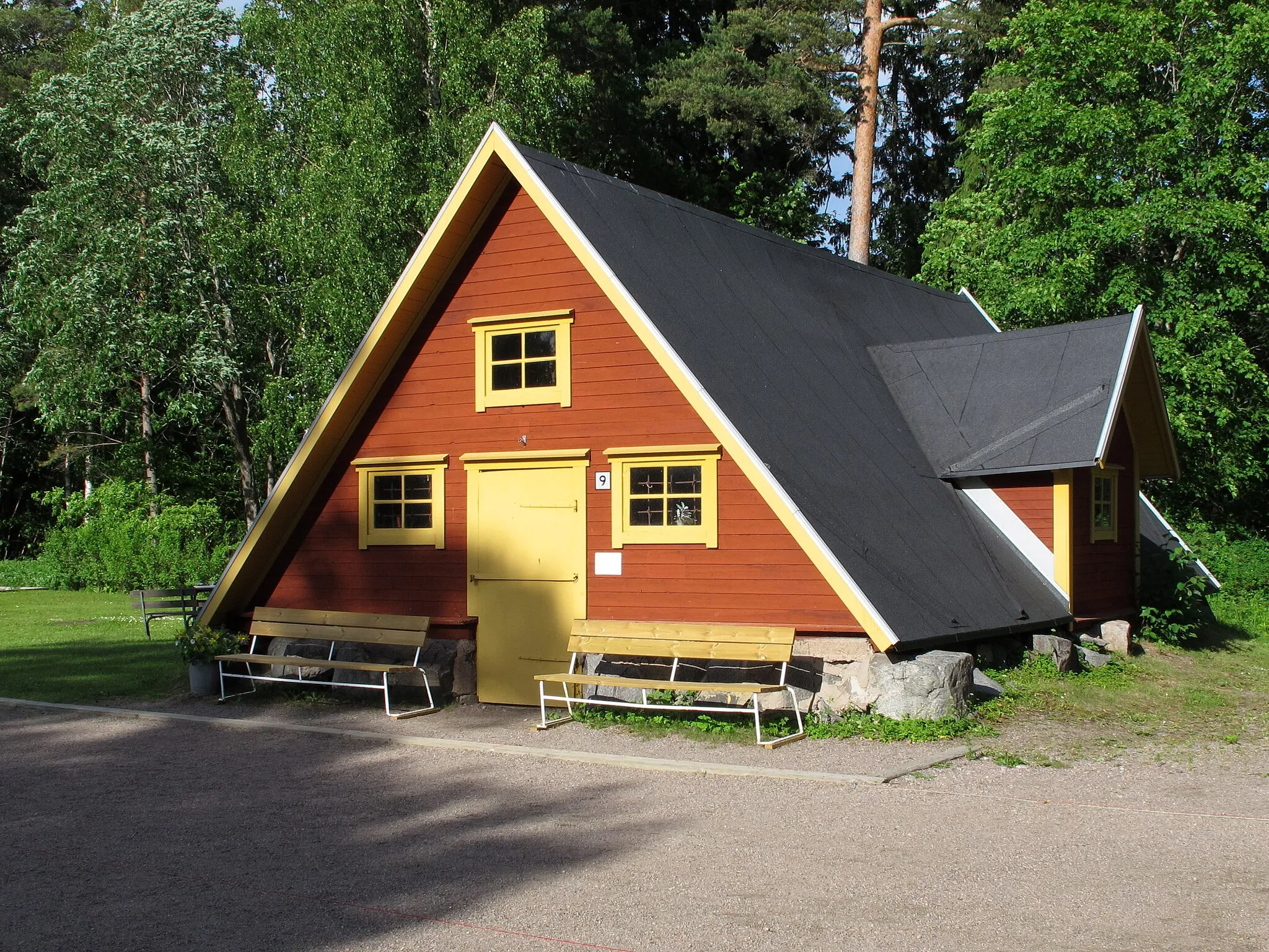 Photo showing: Lägerhydda från Laxön vid Älvkarleby. Vid Laxöns läger fanns ursprungligen 14 hyddor, då med gransris som tak. Senare, när logementen hade byggts, användes hyddan som verktygsförråd. Hyddan är den enda av sitt slag som finns bevarad i Sverige.