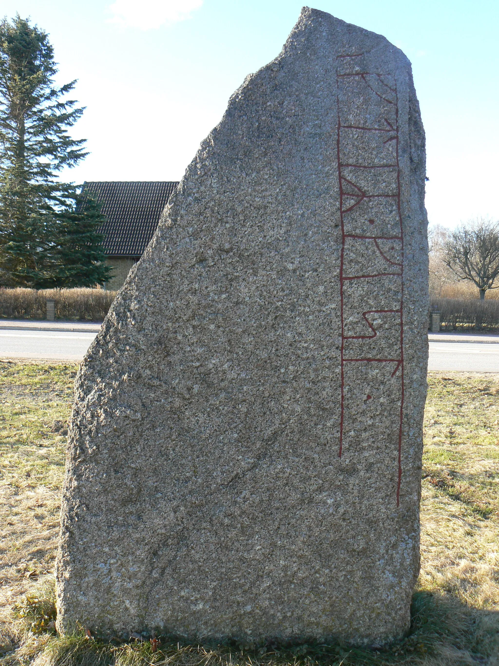 Photo showing: Runestone Ög 199 in Sya, east of Mjölby, Sweden.