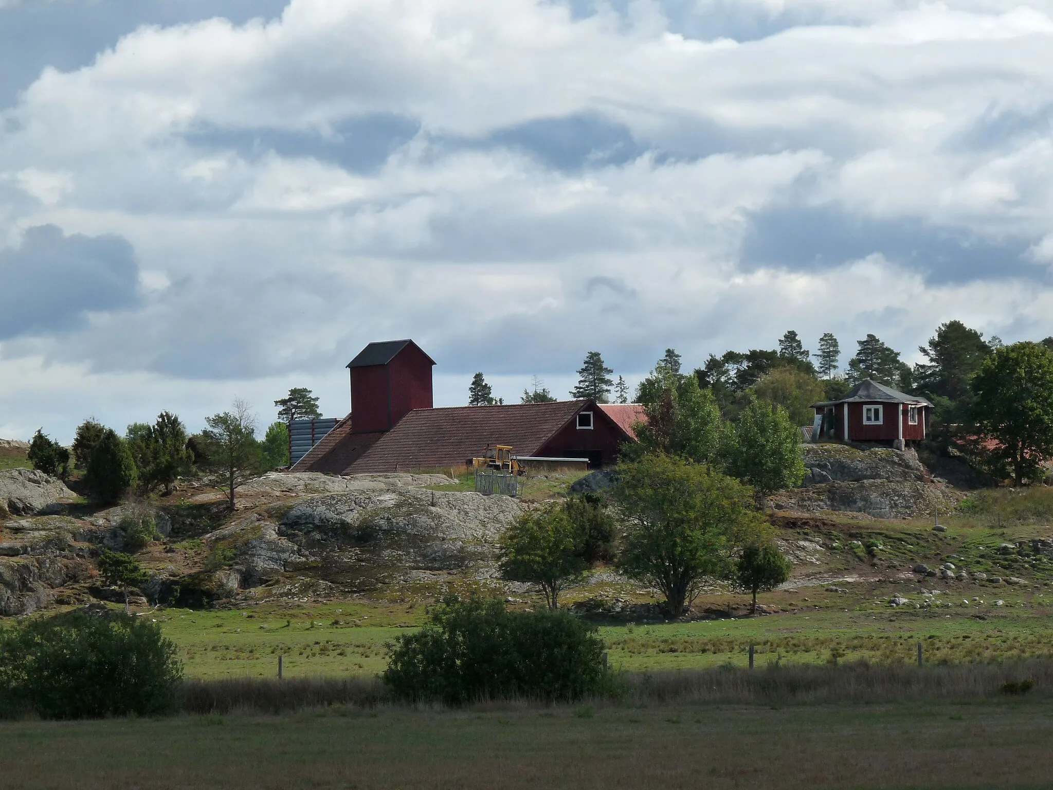 Photo showing: Boerderijen in Frösunda, gelegen bij een uitstekende rots