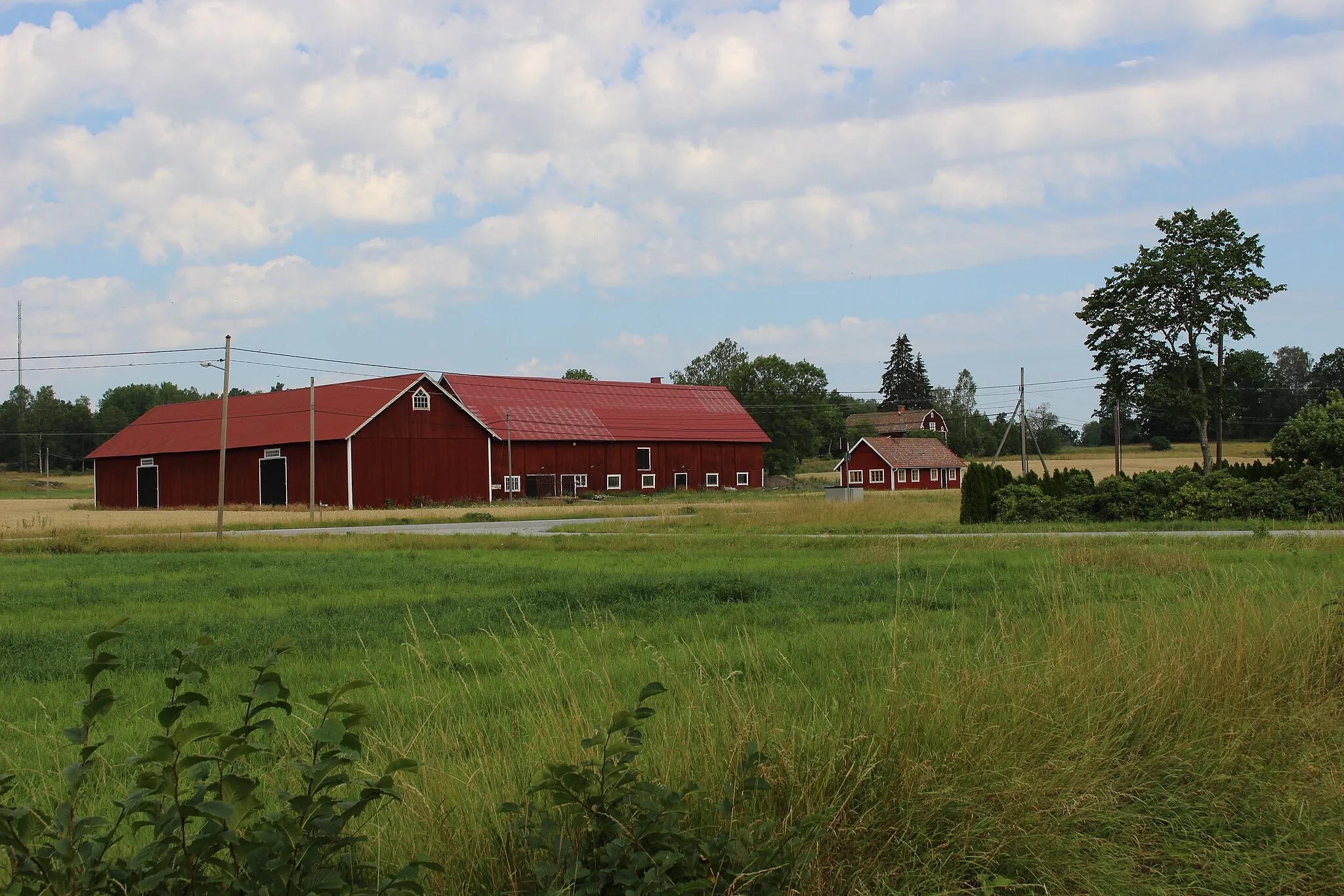 Photo showing: Några hus nordväst om Frösunda kyrka.