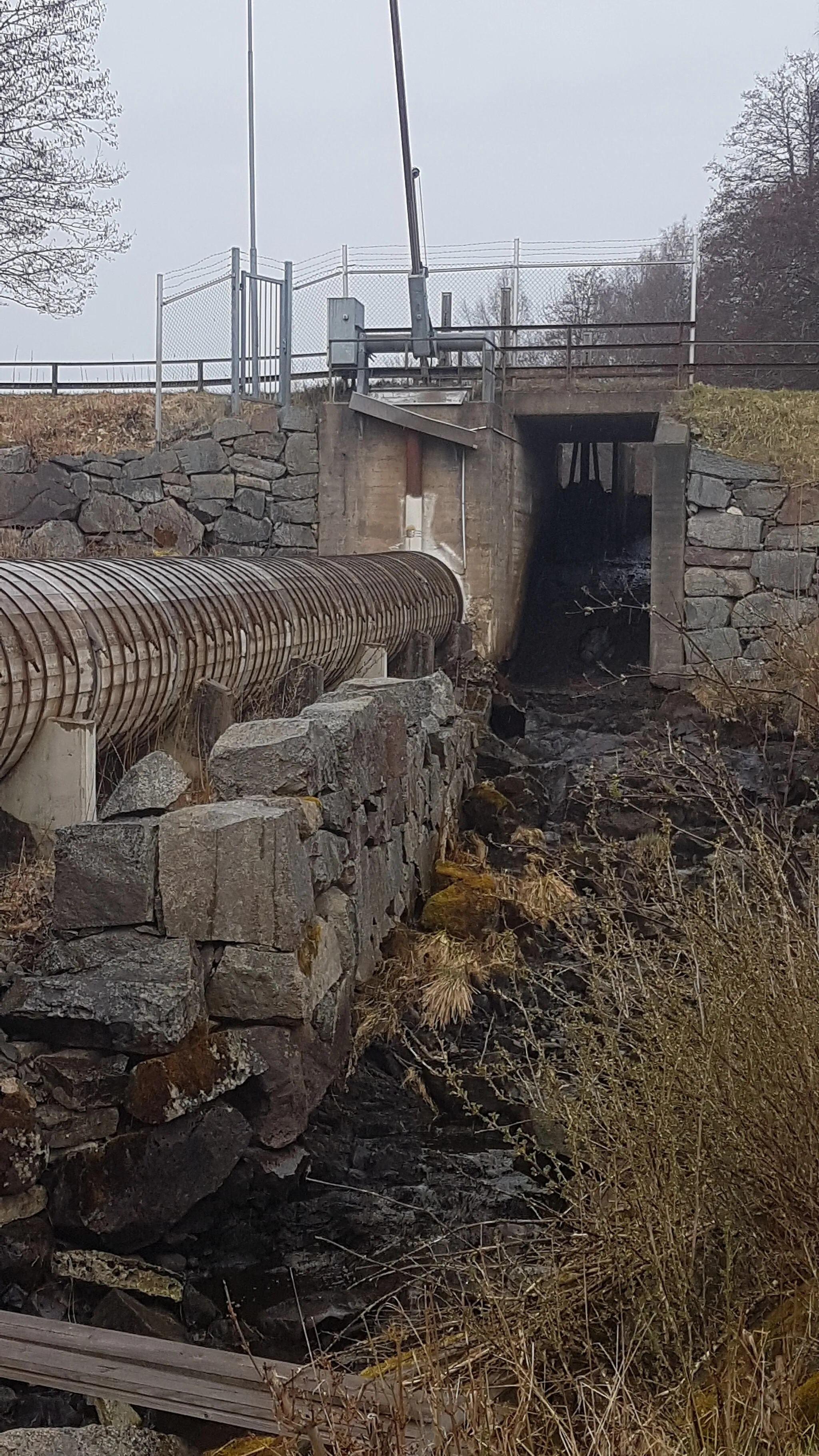 Photo showing: Troligen ett fundament för en vattenränna i Skogaån vis Skogaholms stångjärnshammare