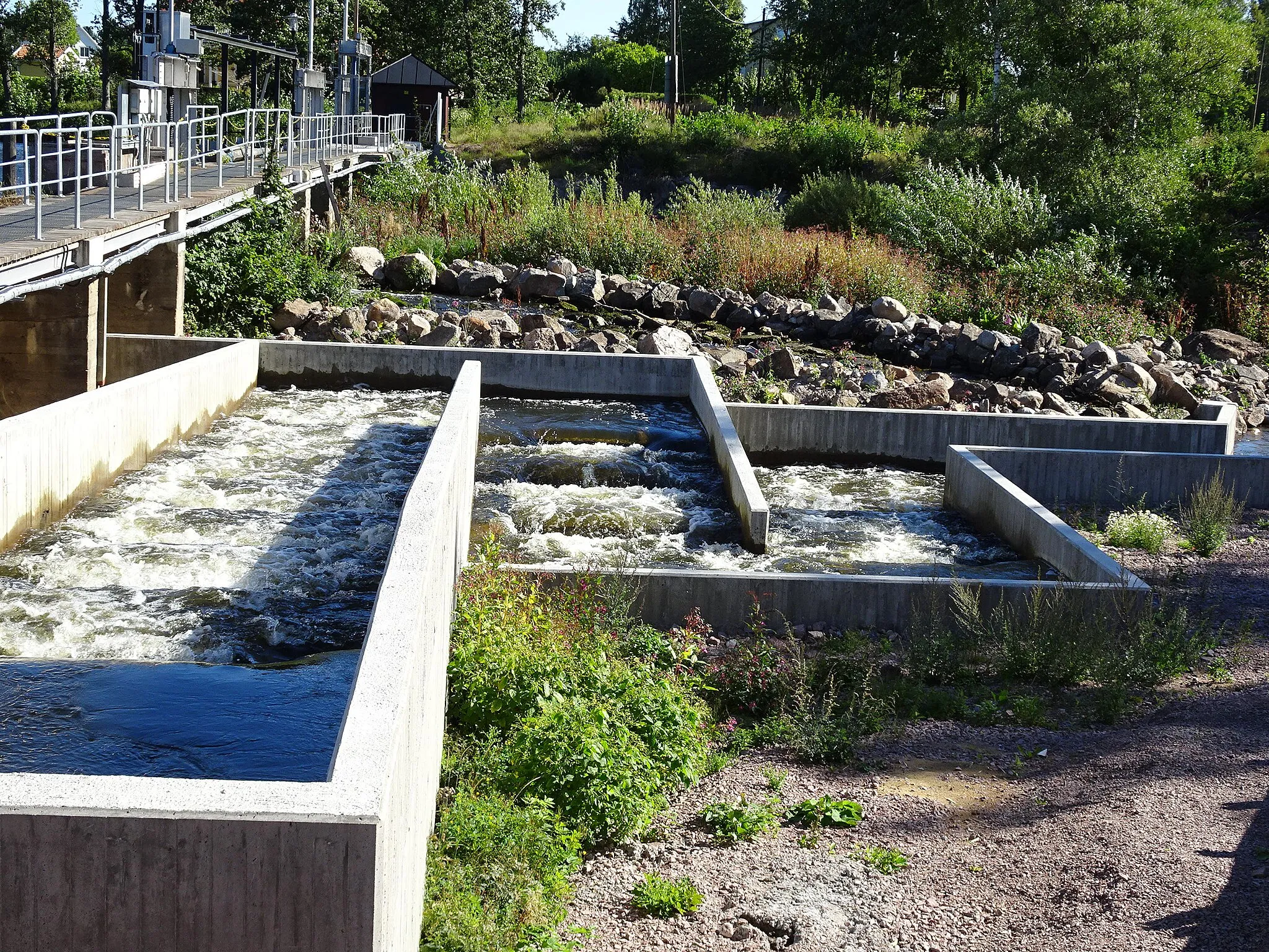 Photo showing: Västerkvarn hydroelectric power station fish ladder upstream. Installed 2016 Mölntorp, Kolbäck, Sweden