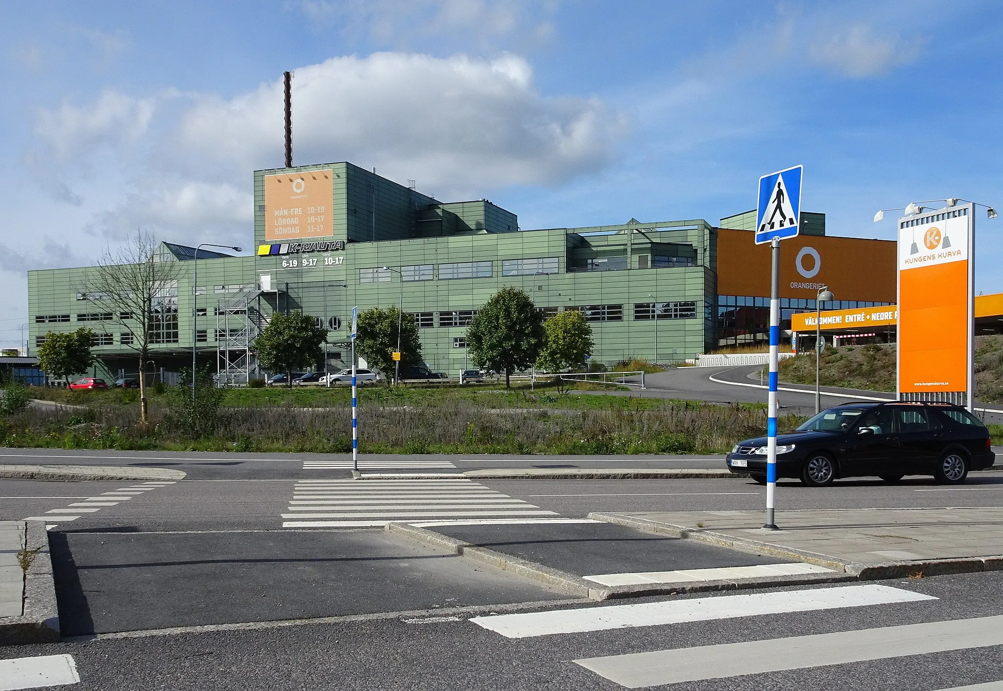 Photo showing: Fastigheten Segmentet 1, bebyggdes 1986 efter ritningar av Mergon Arkitekter, var från början ett tryckeri, sedan filmstudio för SF och idag har olika företag sin verksamhet här, bland annat K-Rautas byggmarknad