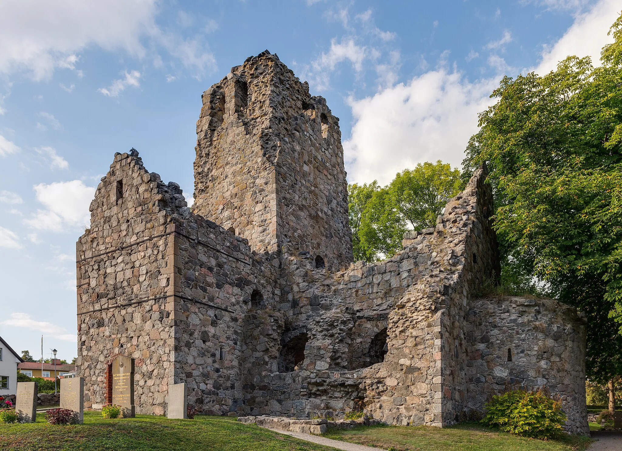 Photo showing: The ruins of the St Olof Church in Sigtuna.