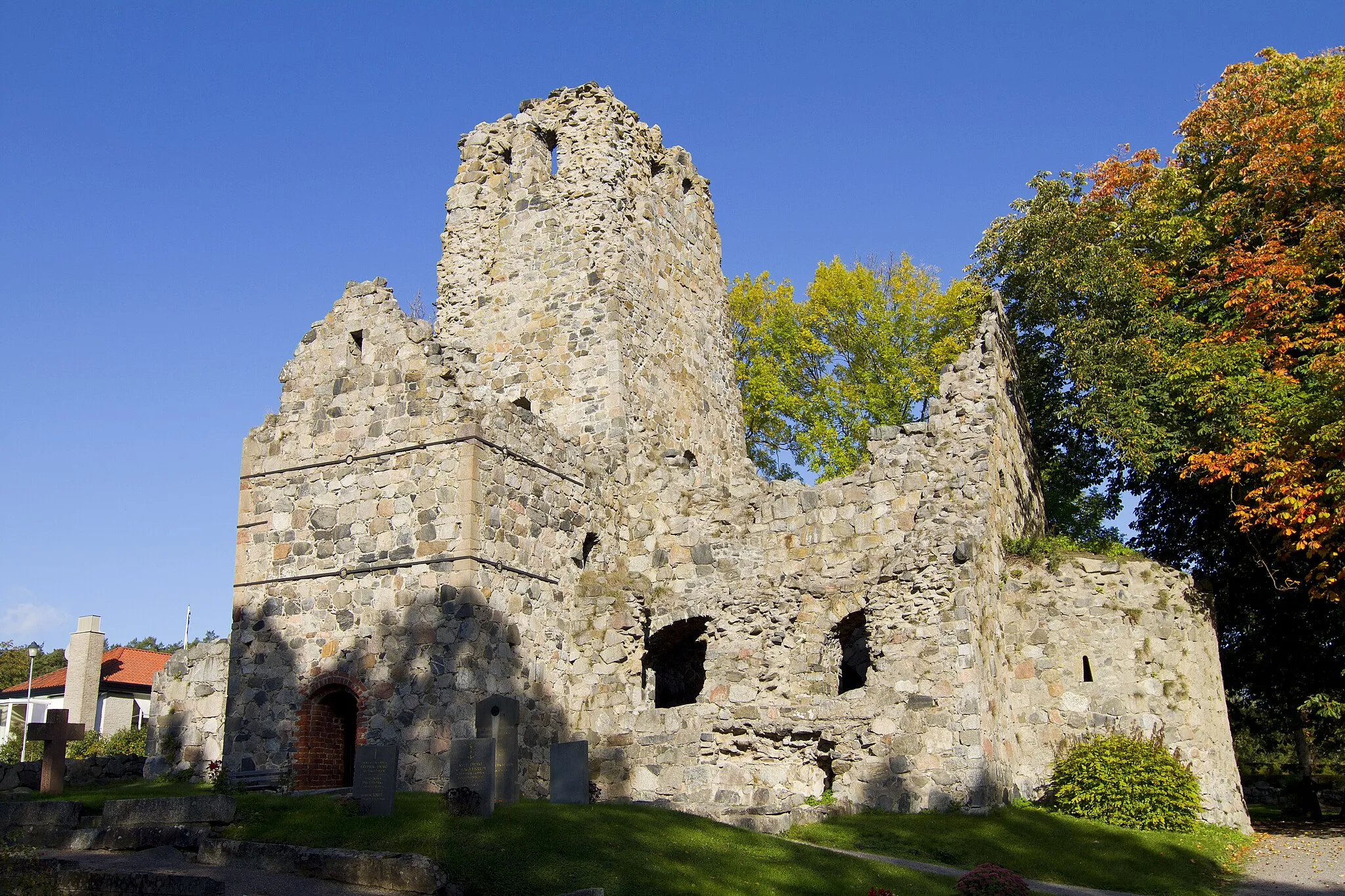 Photo showing: The ruins of St. Olofs Church in Sigtuna, Sweden dating back to the 12th century.