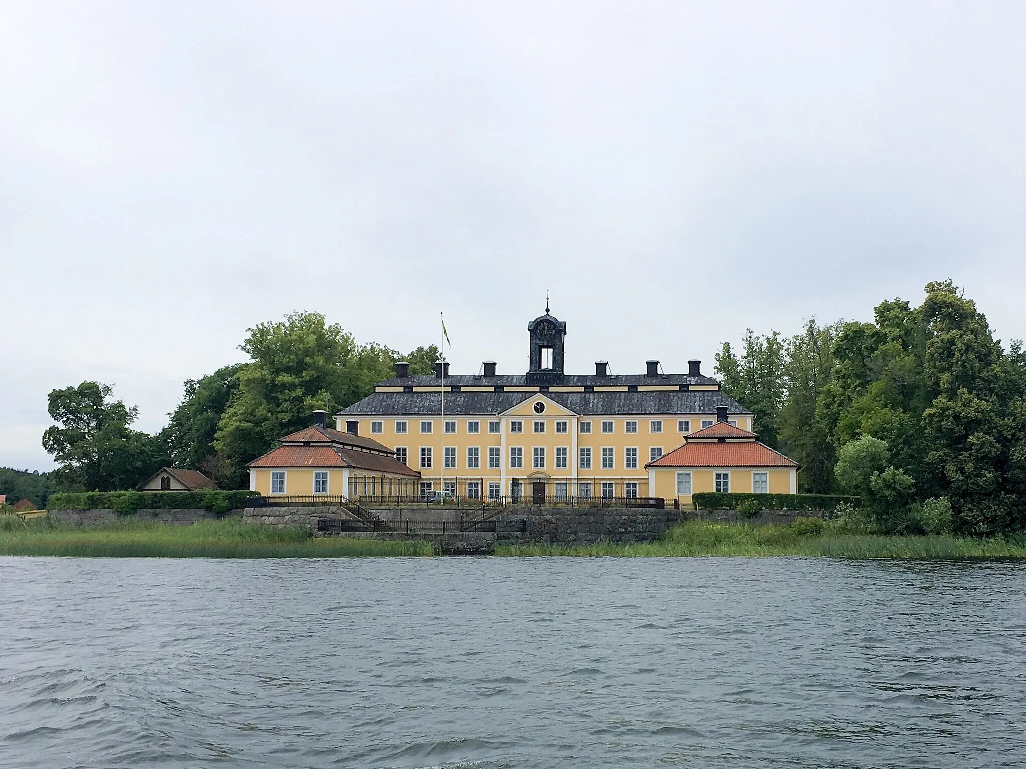 Photo showing: Sturefors slott, sett från sjön Ärlången 2017.