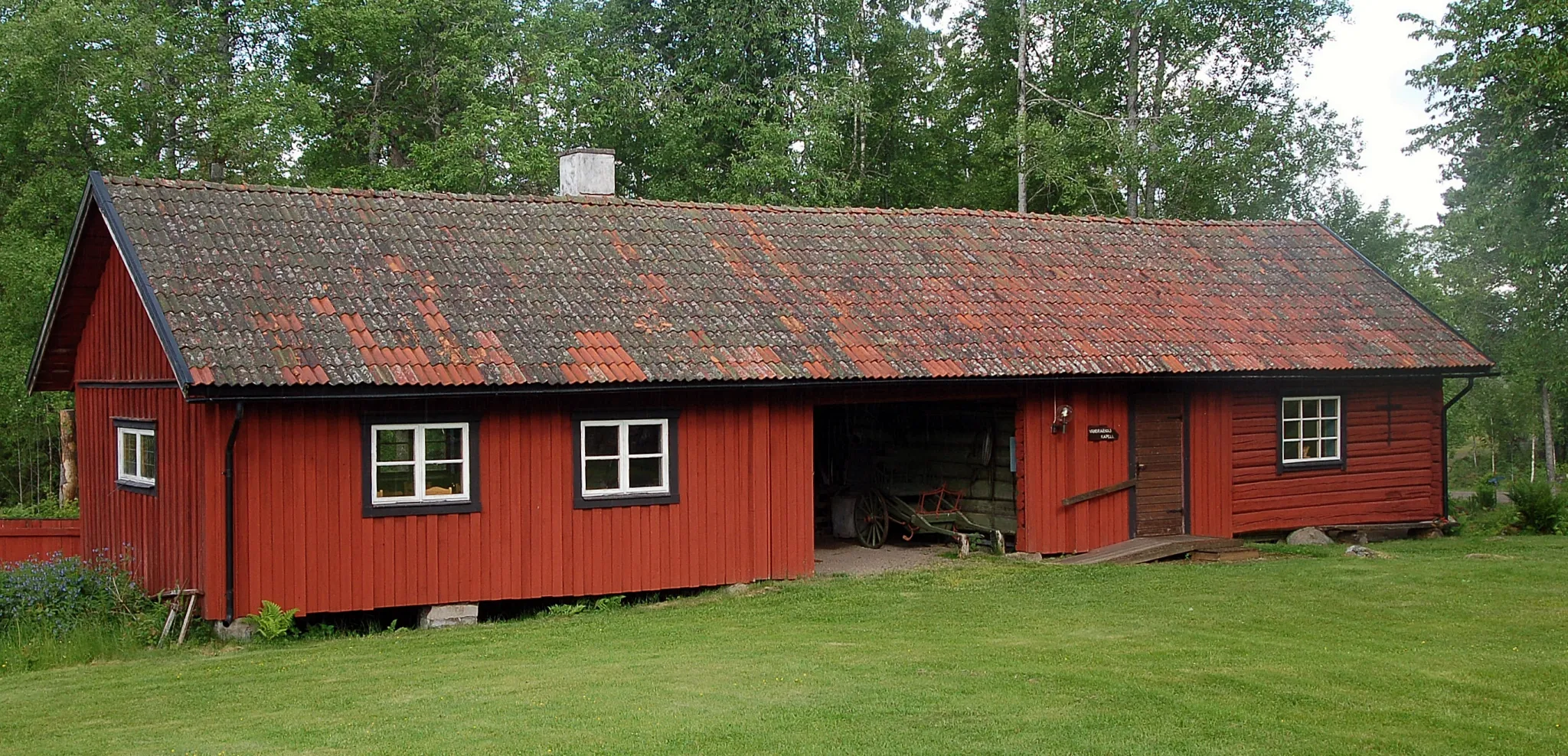 Photo showing: Vandrarens kapell i Tivedstorp, Tived , Laxå Sweden. På den tiden då skilda personer inte fick gifta sig i Ramundeboda kyrka var man hänvisad till kapellet i Tivedstorp.