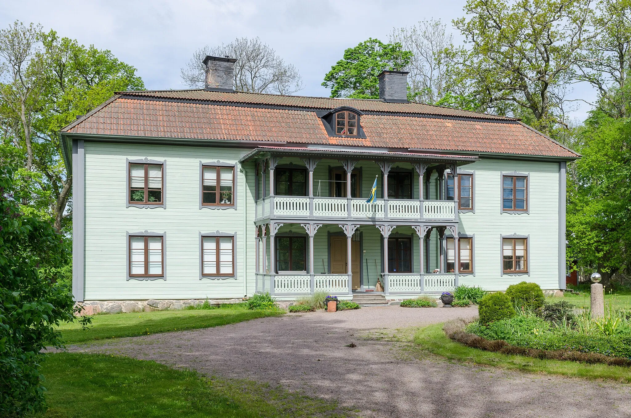 Photo showing: Altomta gård in Altomta, Uppsala Municipality (Sweden) Built in the 1760s (upper floor was built in the 1800s). Altomta was built for Carl Gustaf Ekeberg