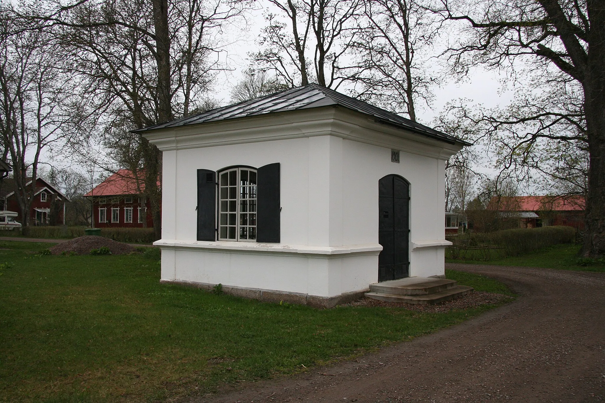 Photo showing: Bruksarkivet vid Ullfors bruk.  Som brukligt är det fristående huset uppfört i sten med hänsyn till brandfaran.  Innehållet är överfört till Falun.  Över dörren står årtalet 1901.