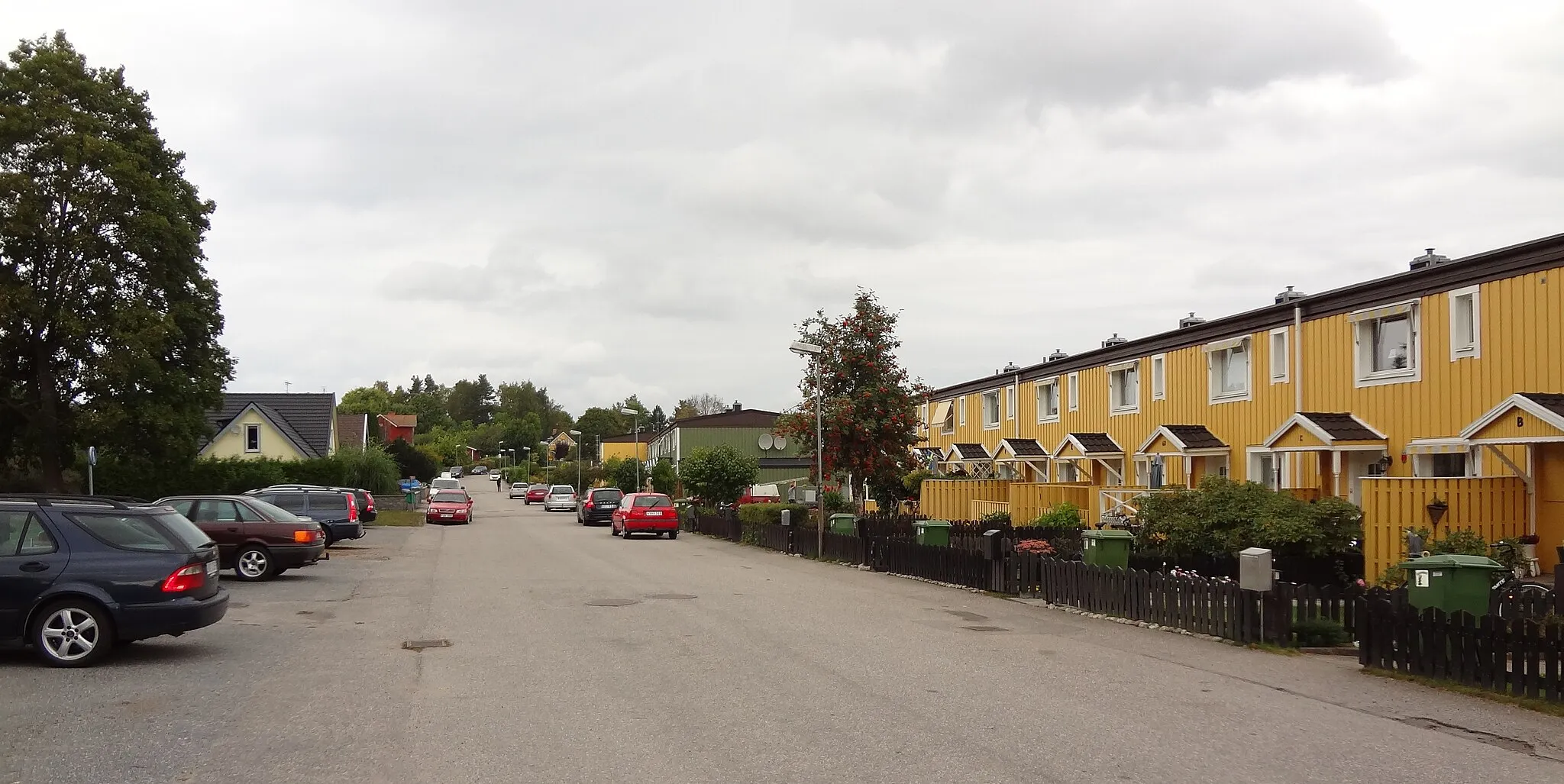 Photo showing: Radhus och villor på Albanovägen i Hällbybrunn i Eskilstuna.