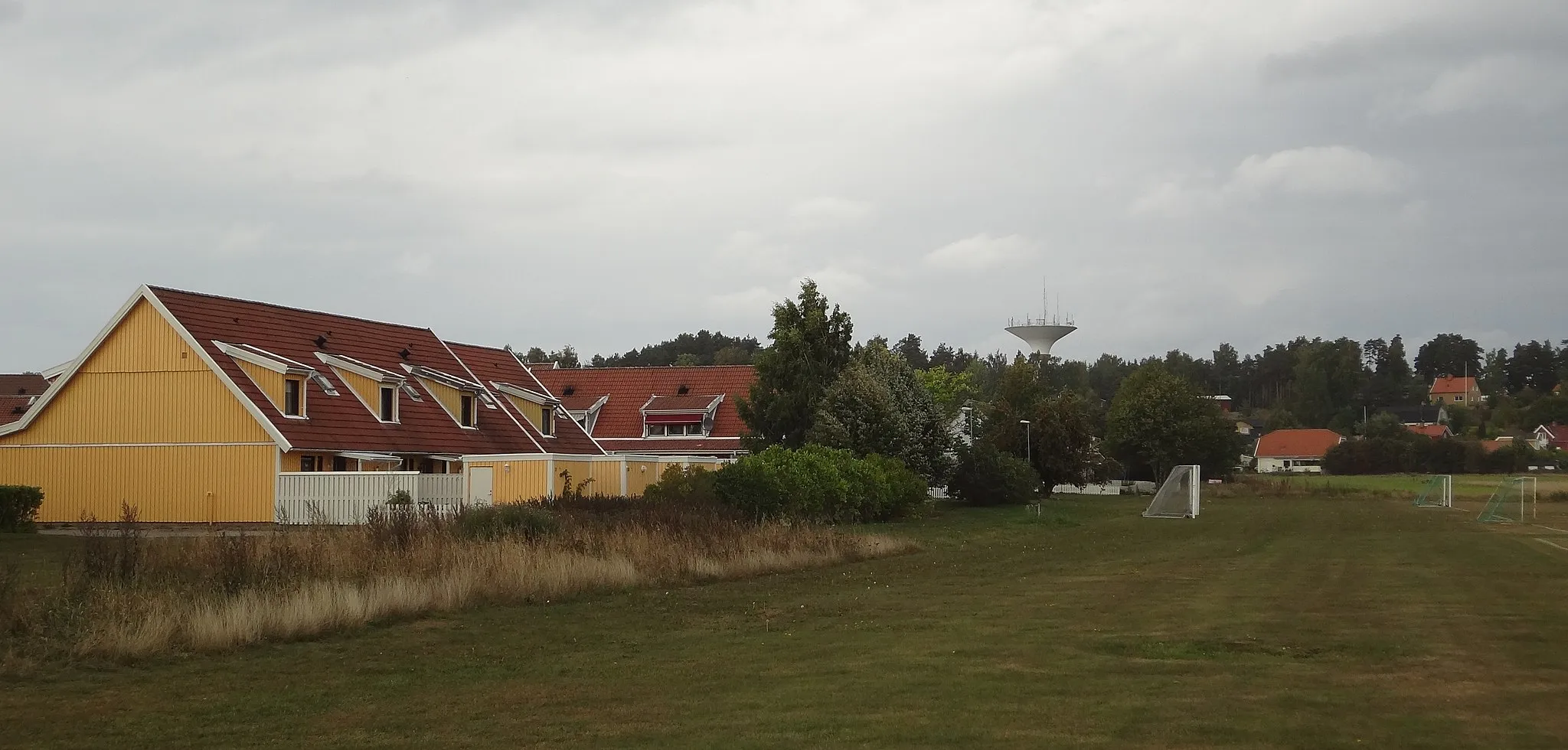 Photo showing: Hus på Blåklocksvägen i Hällbybrunn i Eskilstuna. I bakgrunden syns Hällbybrunns vattentorn.