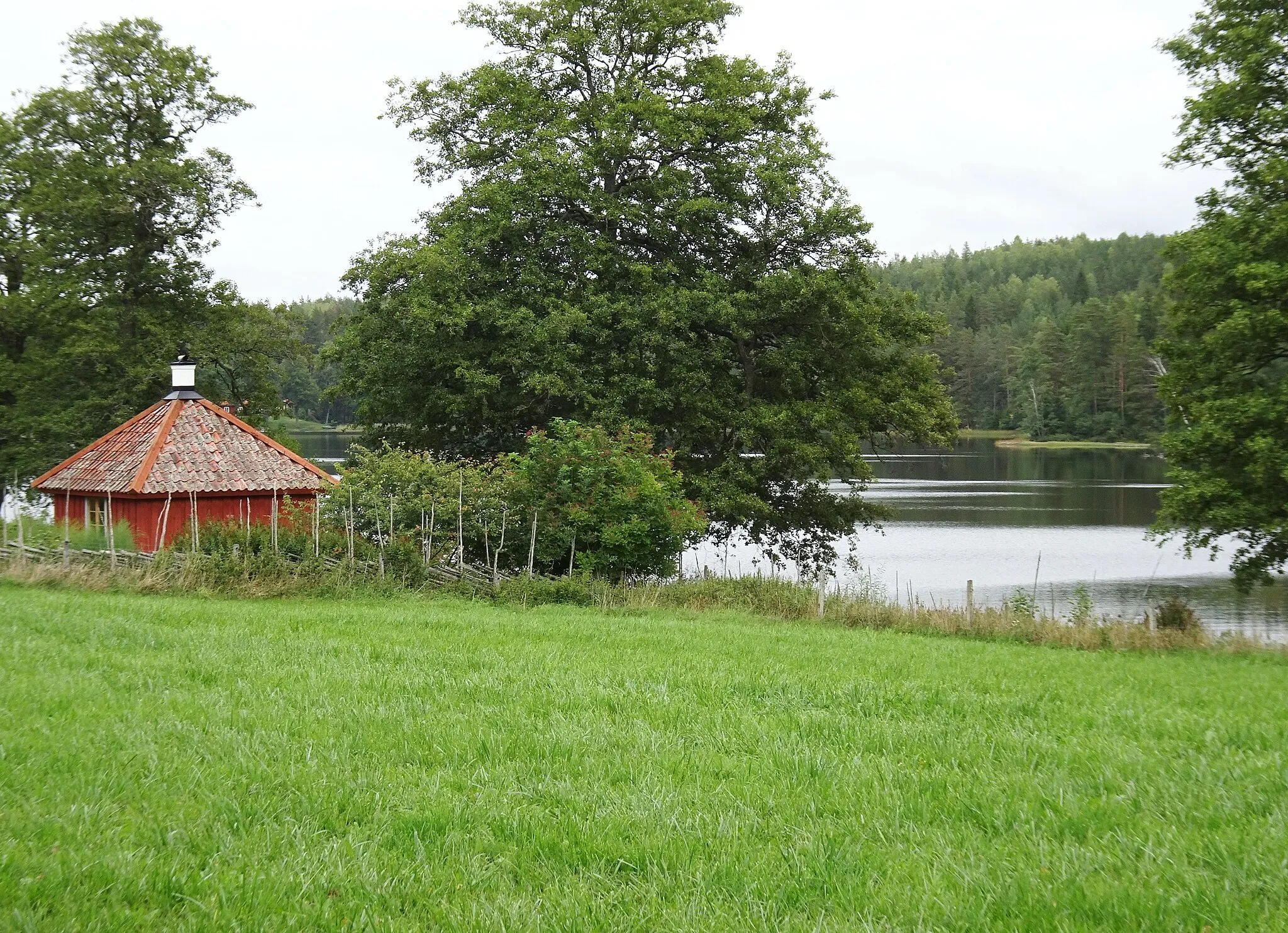 Photo showing: Mora gård med Mora sjön i Flens kommun