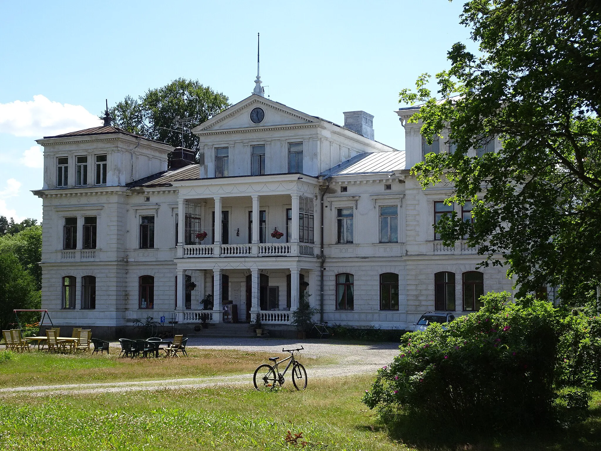 Photo showing: The manor of Jädersbruk, near Arboga in Sweden. The current business (2019) is café, restaurant and sales of organic colours and oils.