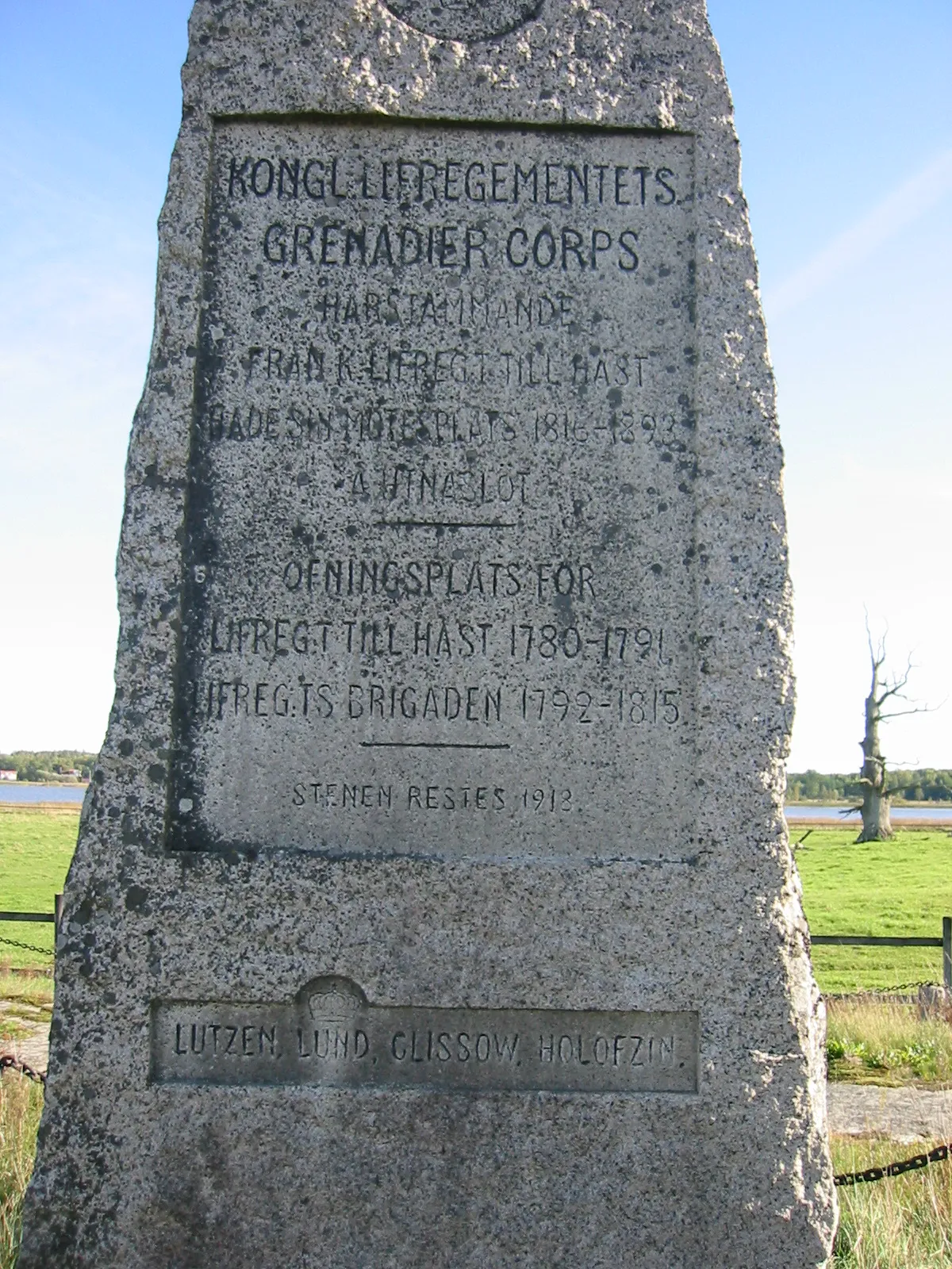 Photo showing: Texten på minnesstenen vid övningsfältet i Utnäslöt,