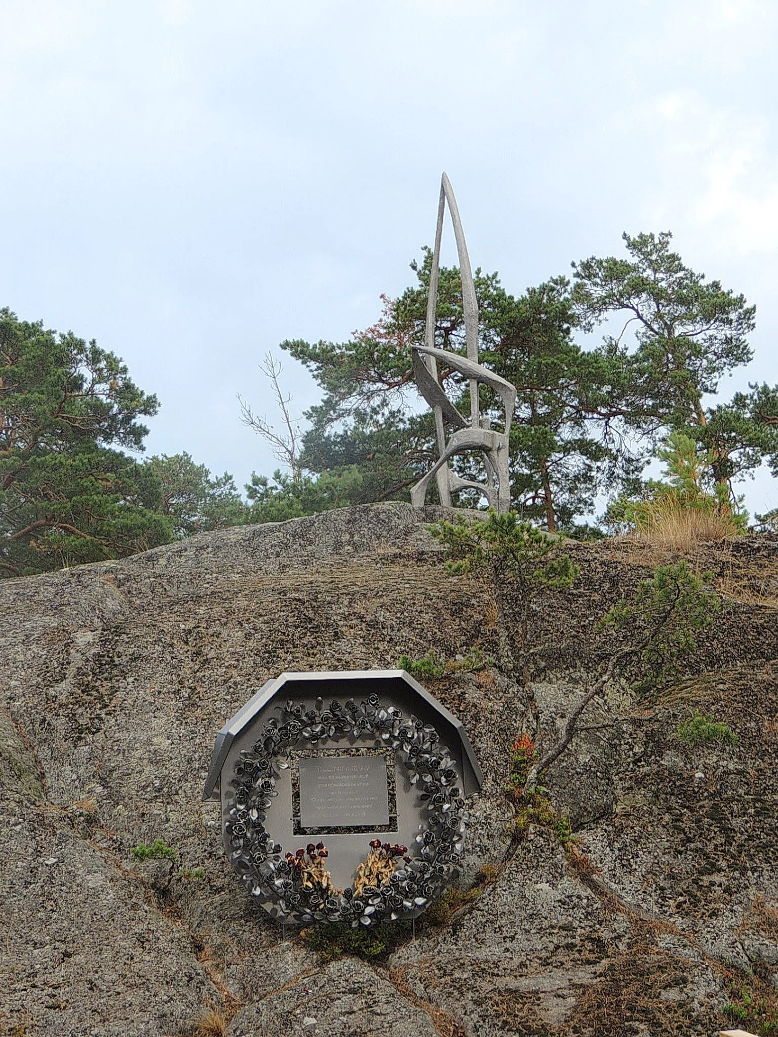 Photo showing: The Utøya-monument & Bommersvik-statue Bommersvik-statue at Bommersvik, Sweden.