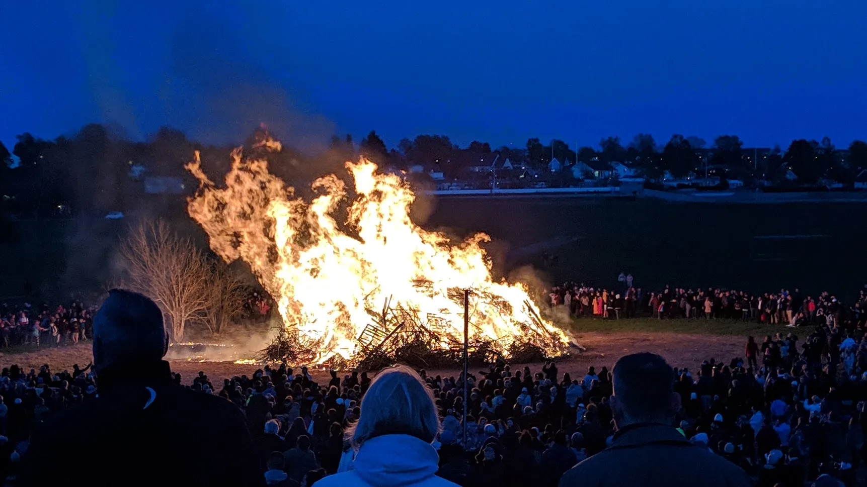 Photo showing: Bonfires are common during the Valborg celebrations in Sweden. This one was taken on Valborg of 2019 in Uppsala.