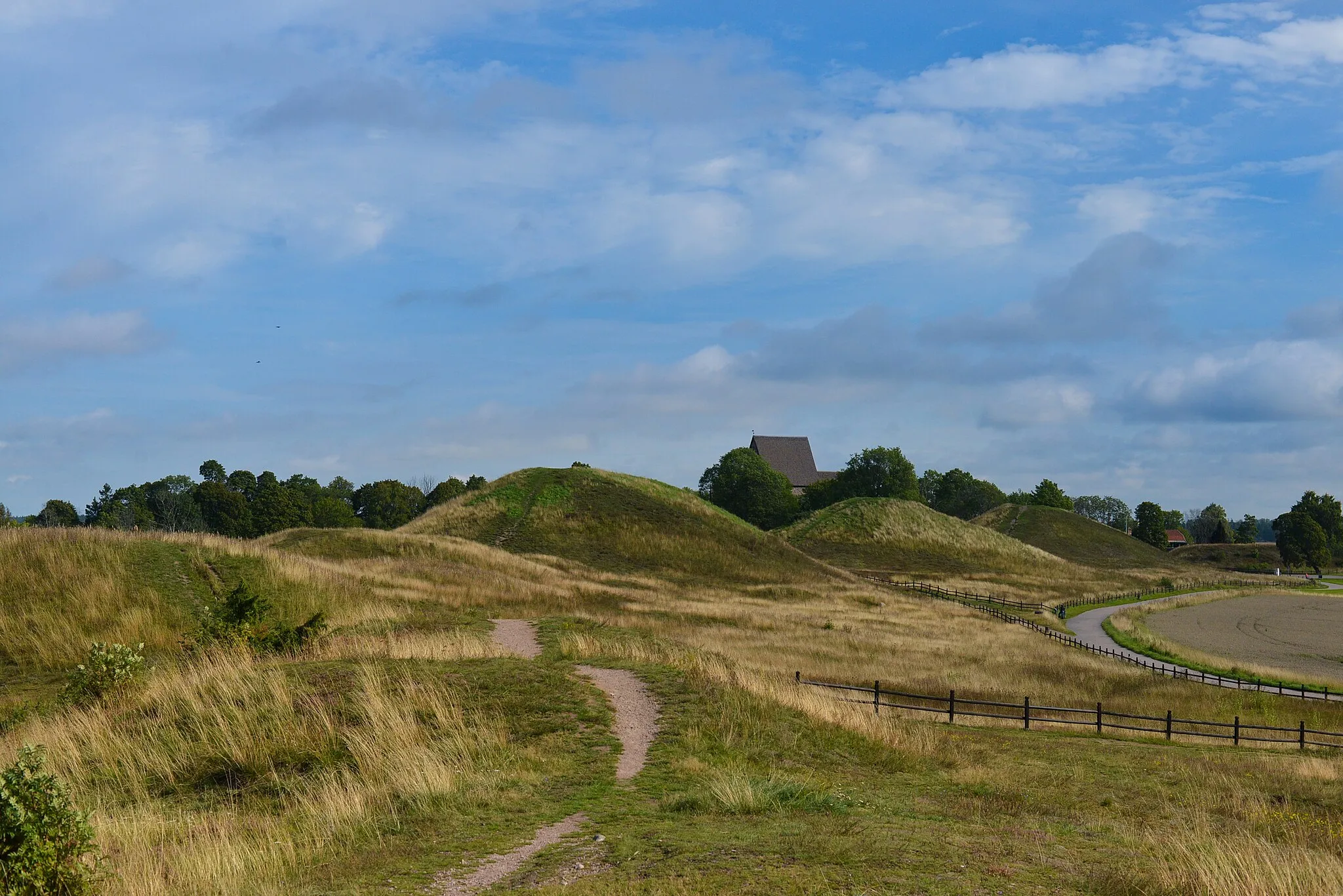 Photo showing: The Royal Mounds of Gamla Uppsala‎