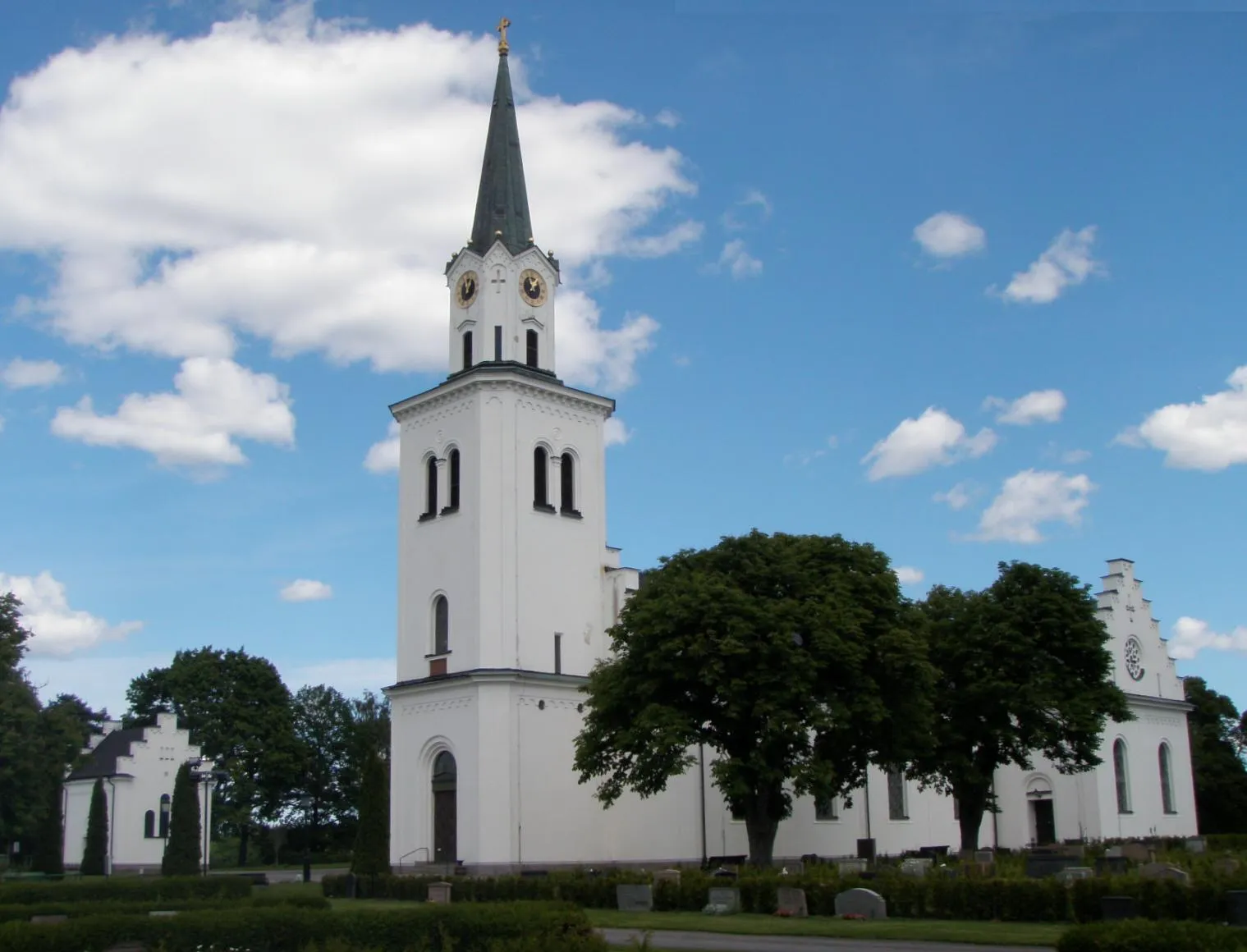 Photo showing: Risinge nya kyrka, som stod färdig 1849, är en kyrkobyggnad i Risinge socken och församling, Finspånga läns härad, Östergötland. Den ligger 4 km öster om Finspång och tillhör Linköpings stift.