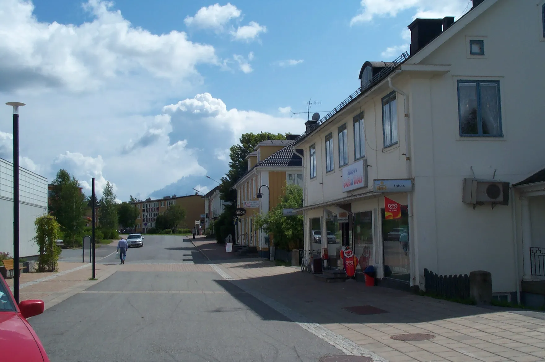 Photo showing: Bilden är tagen i Hällefors (Schillingvägen, vy mot Bergslagsvägen) sommaren 2004 av Johanna Sving