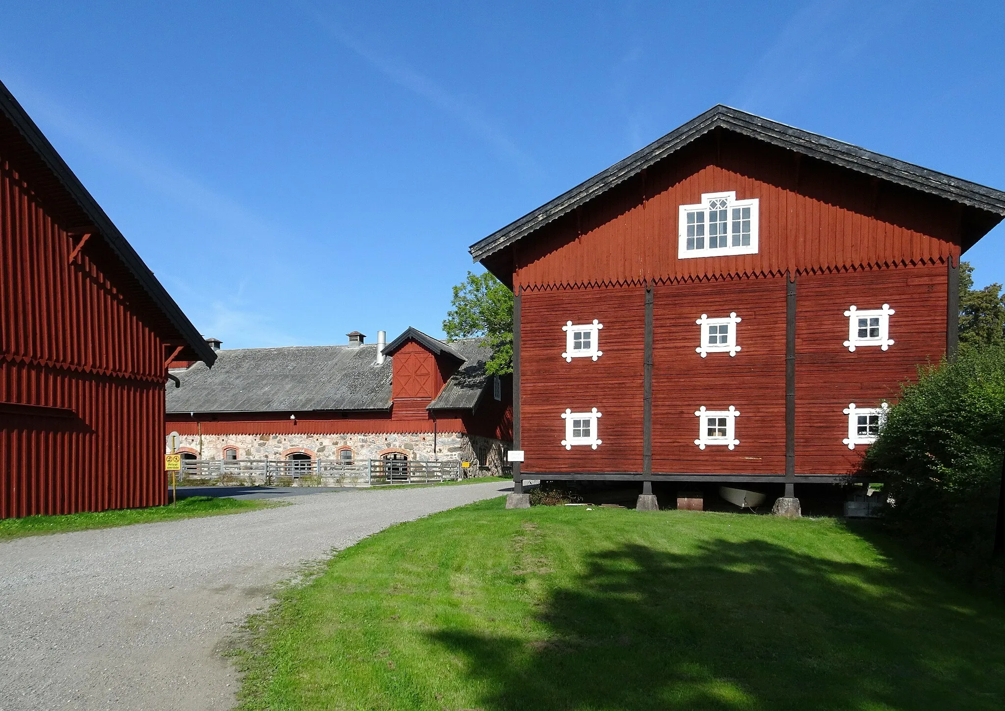 Photo showing: Fjällskäfte, stenladugården och magasin