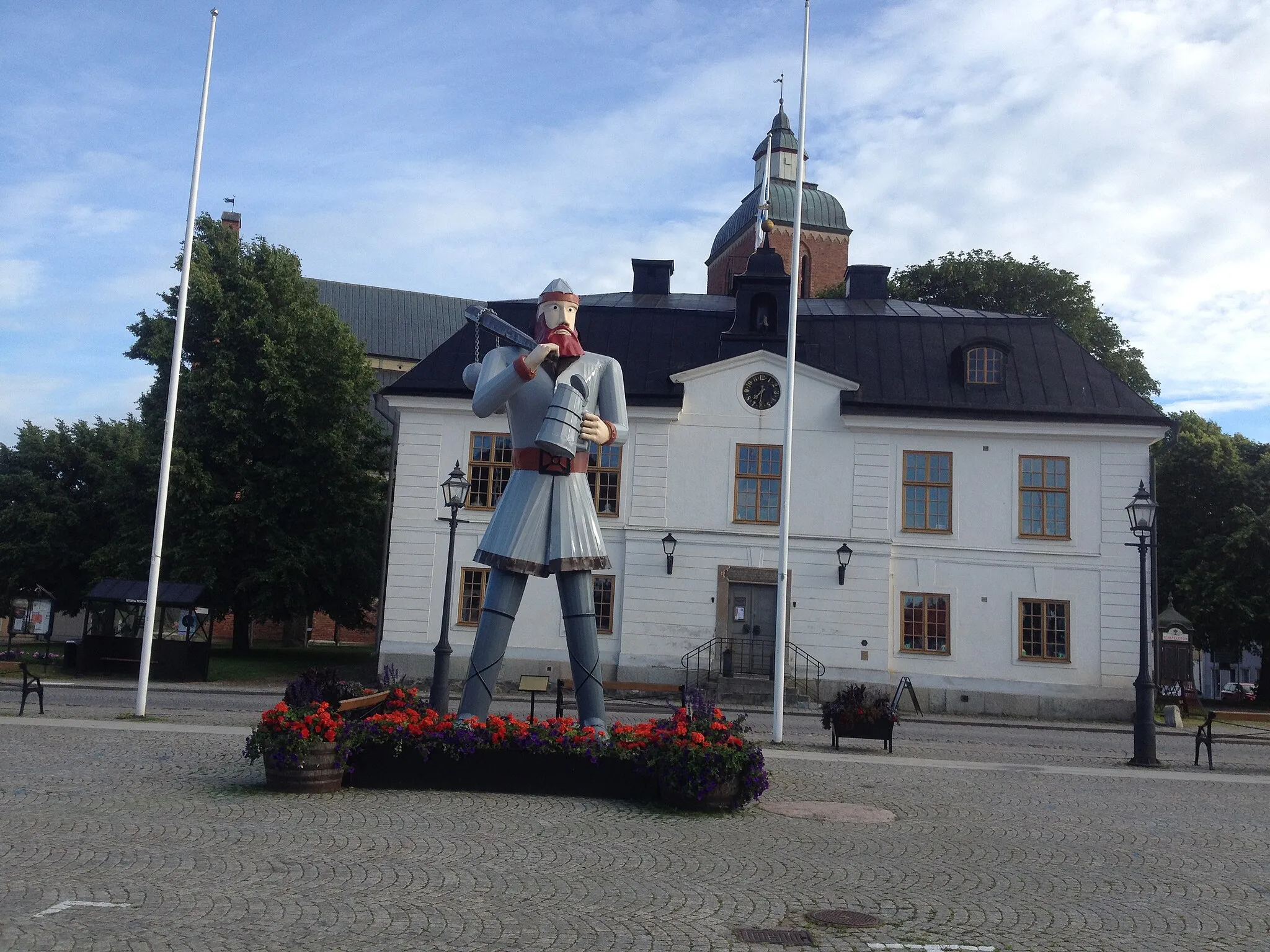 Photo showing: Ture Lång statyn, Rådhuset och Vårfrukyrkan i Skänninge.