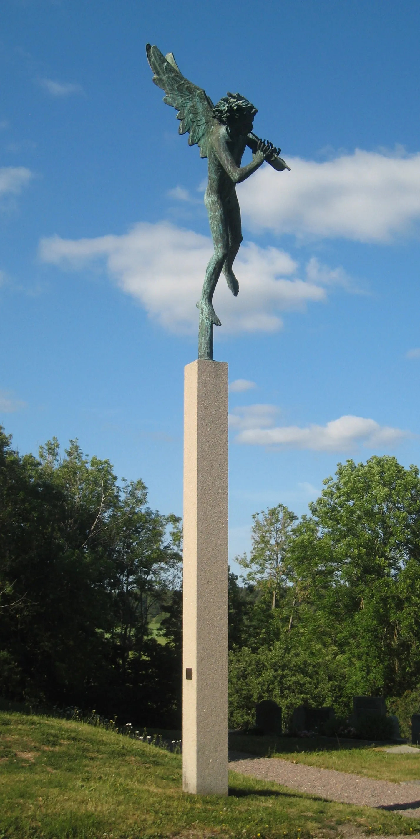 Photo showing: Carl Milles skulptur Flöjtspelande ängel på Lagga kyrkogård