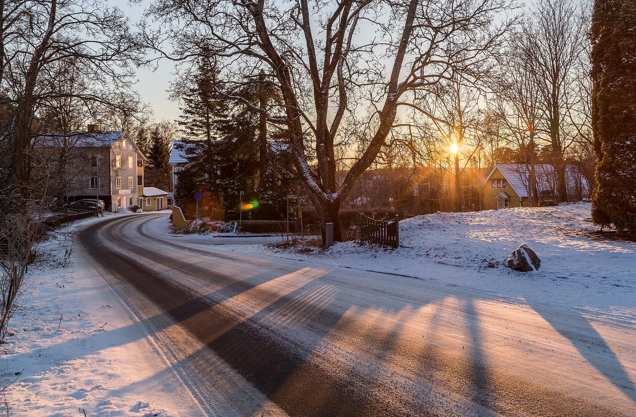 Photo showing: Här ser man delar av Stockholmsvägen.
Motljus fotografering under en promenad i Tystberga, Södermanland, Sverige.

HDR-sammanfogning i Adobe Lightroom CC. Canon EOS 6D med Canon EF 24-105mm f/4 IS USM L.