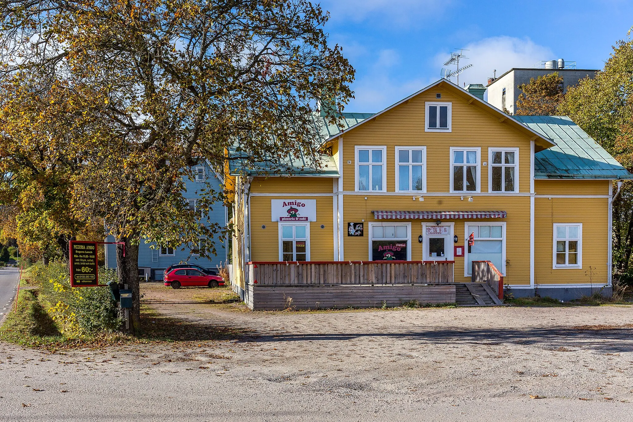 Photo showing: Den enda pizzerian i Tystberga med omnejd. Inredningen är gammal och inget har gjorts på länge sedan första pizza ugnen installerades. Detta är också en del av charmen med denna pizzeria. Ny fastighetsägare från och med hösten 2015 kommer att se till att lokalen renoveras.