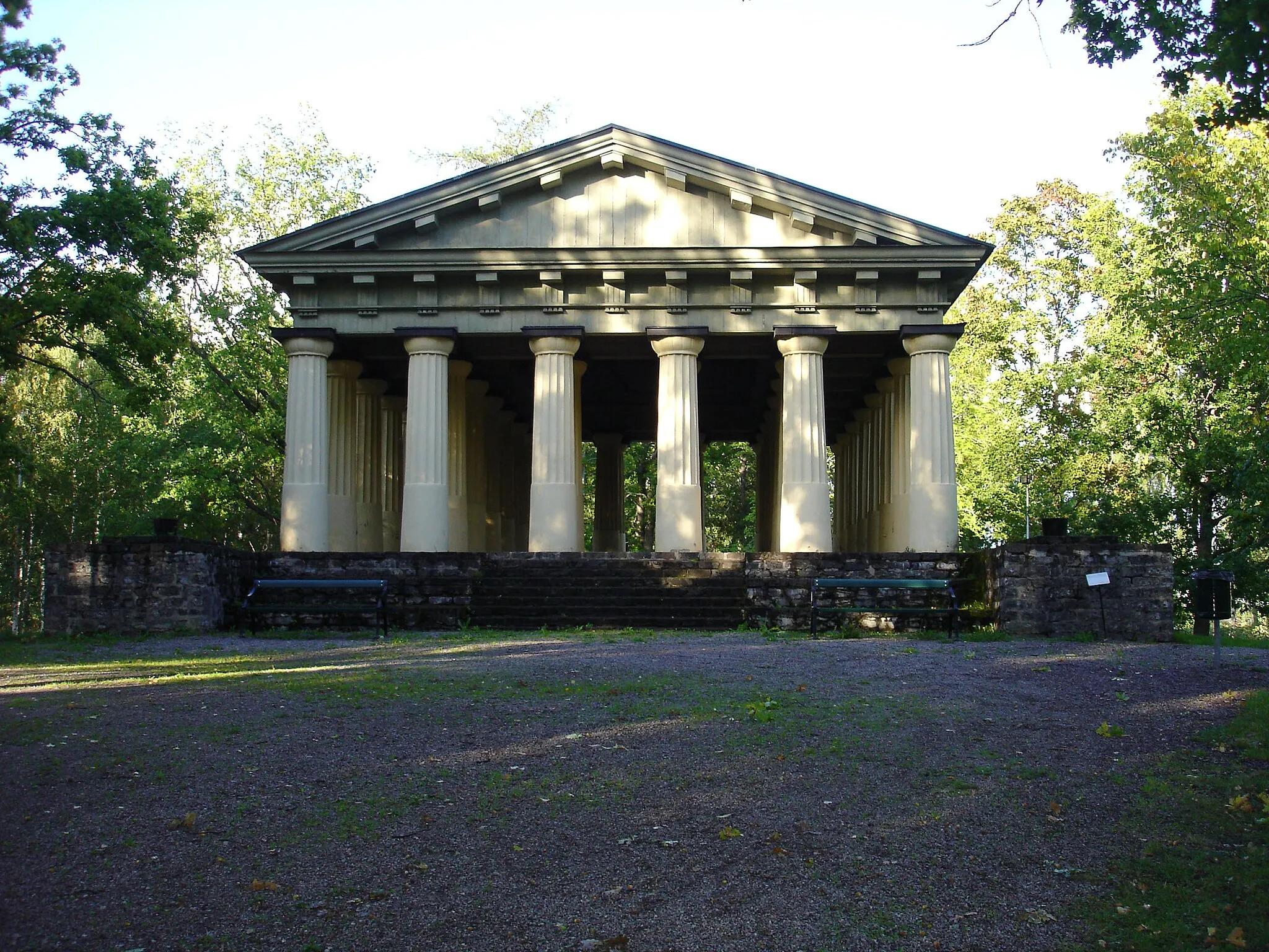 Photo showing: The temple is a copy of the Temple of Theseus in Athens. Following two years of intensive building it was inaugurated on Midsummer´s Eve 1797.