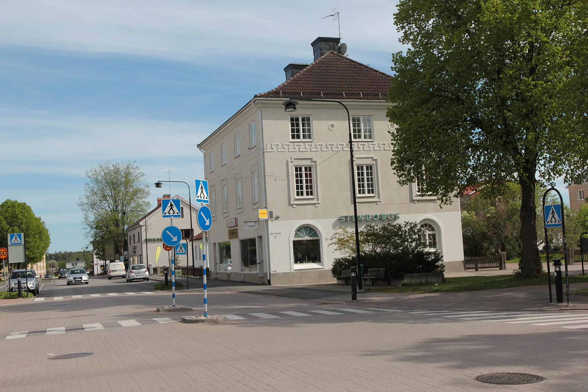 Photo showing: Affärs- och bostadshus på Centralgatan 13 i kv Tigern, Tierp, ritat av Cyrillus Johansson. Ursprungligen fanns J. E. Walléns charkuteriaffär på bottenplan och en representationsvåning en trappa upp. Foto uppladdat som en del i Bergslagssafarin 26 maj 2012.