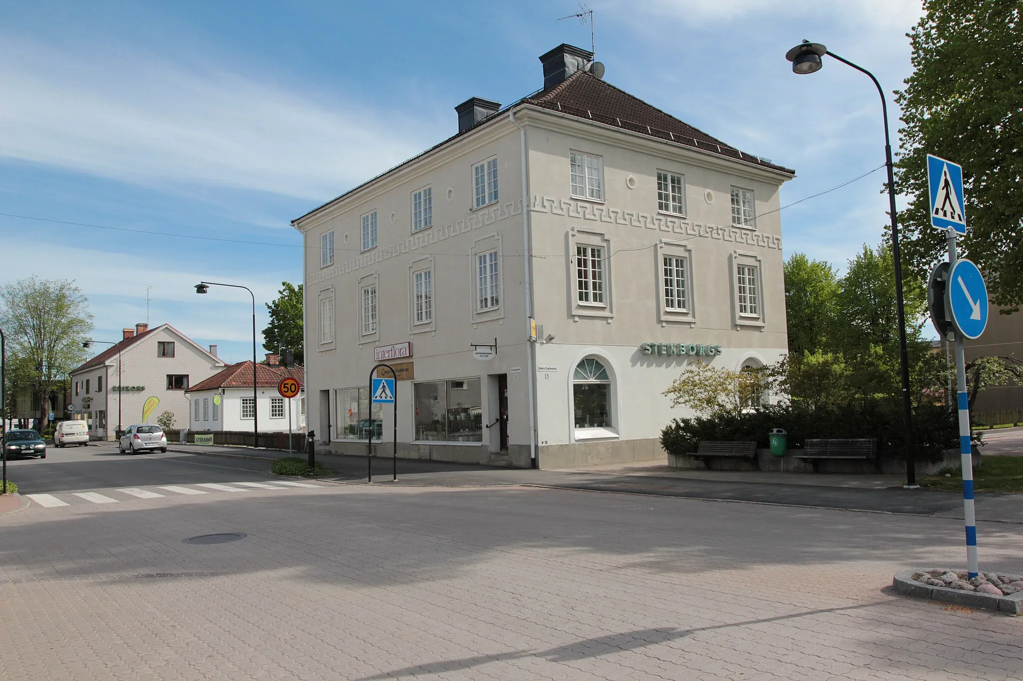 Photo showing: Affärs- och bostadshus på Centralgatan 13 i kv Tigern, Tierp, ritat av Cyrillus Johansson. Ursprungligen fanns J. E. Walléns charkuteriaffär på bottenplan och en representationsvåning en trappa upp. Foto uppladdat som en del i Bergslagssafarin 26 maj 2012.