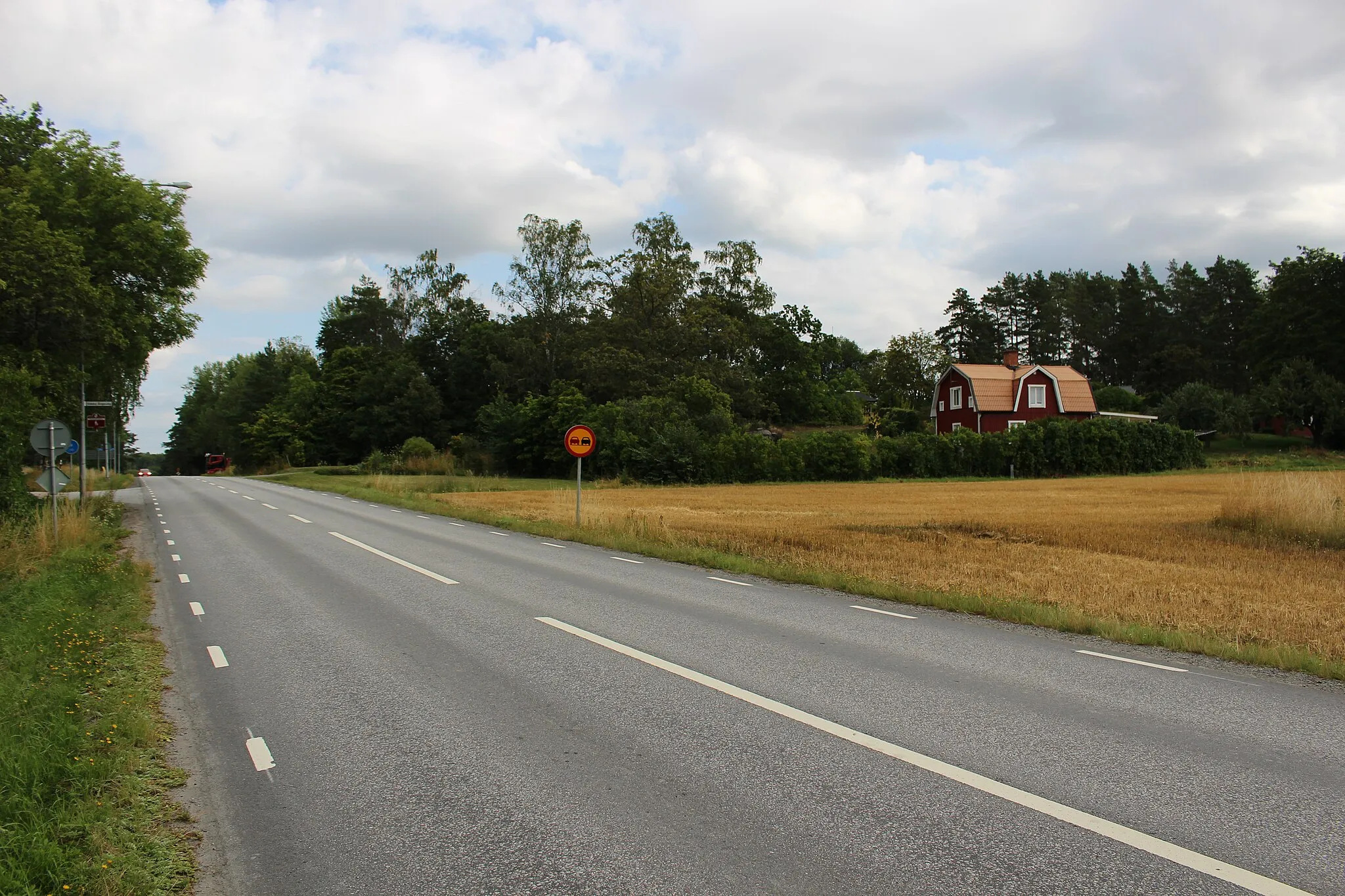 Photo showing: Edeby Ängsväg från sydväst.