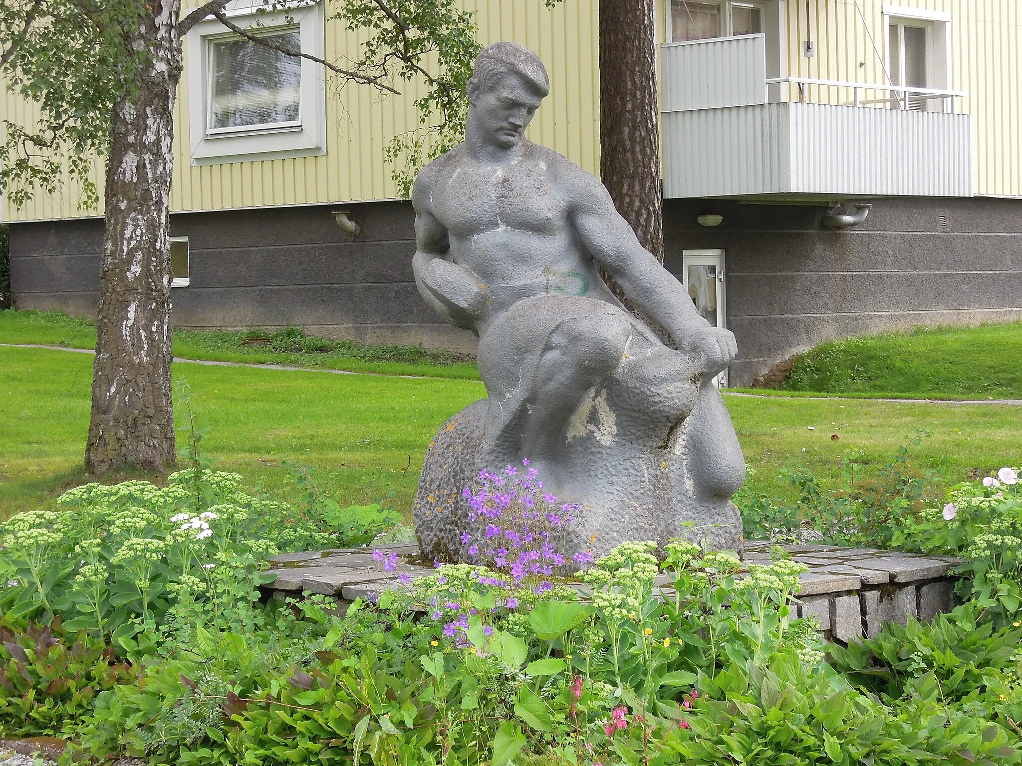 Photo showing: Smeden (The blacksmith), also known as arbetaren (the worker). Michail Katz, 1937, sculpture stone.  Location: corner of Forsbackavägen and Norbergsvägen in Fagersta, Sweden