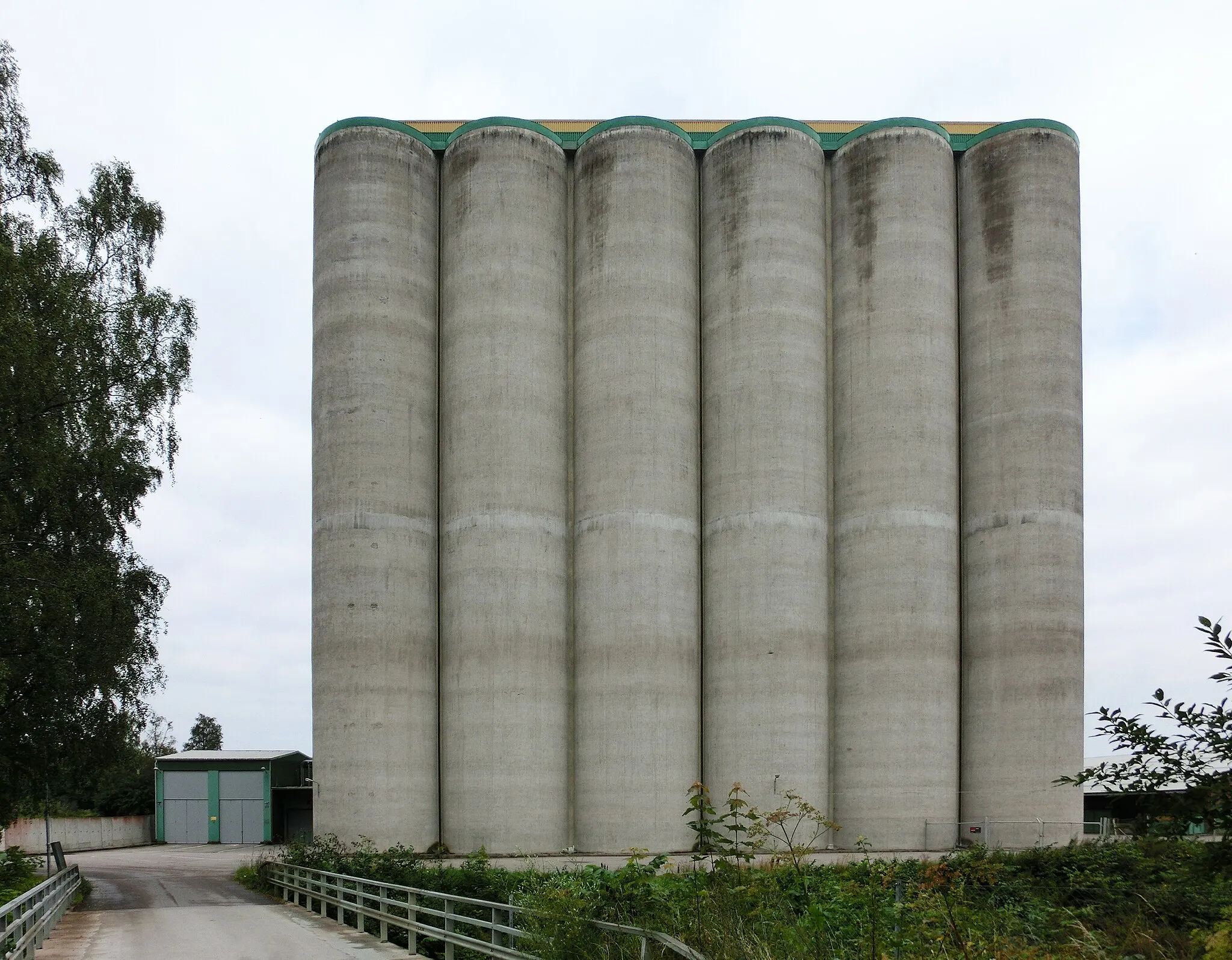 Photo showing: Odals silo i Sala, Sala kommun, Västmanlands län, Västmanland, Sverige. Silon är här sedd från sydost från andra sidan Sagån.