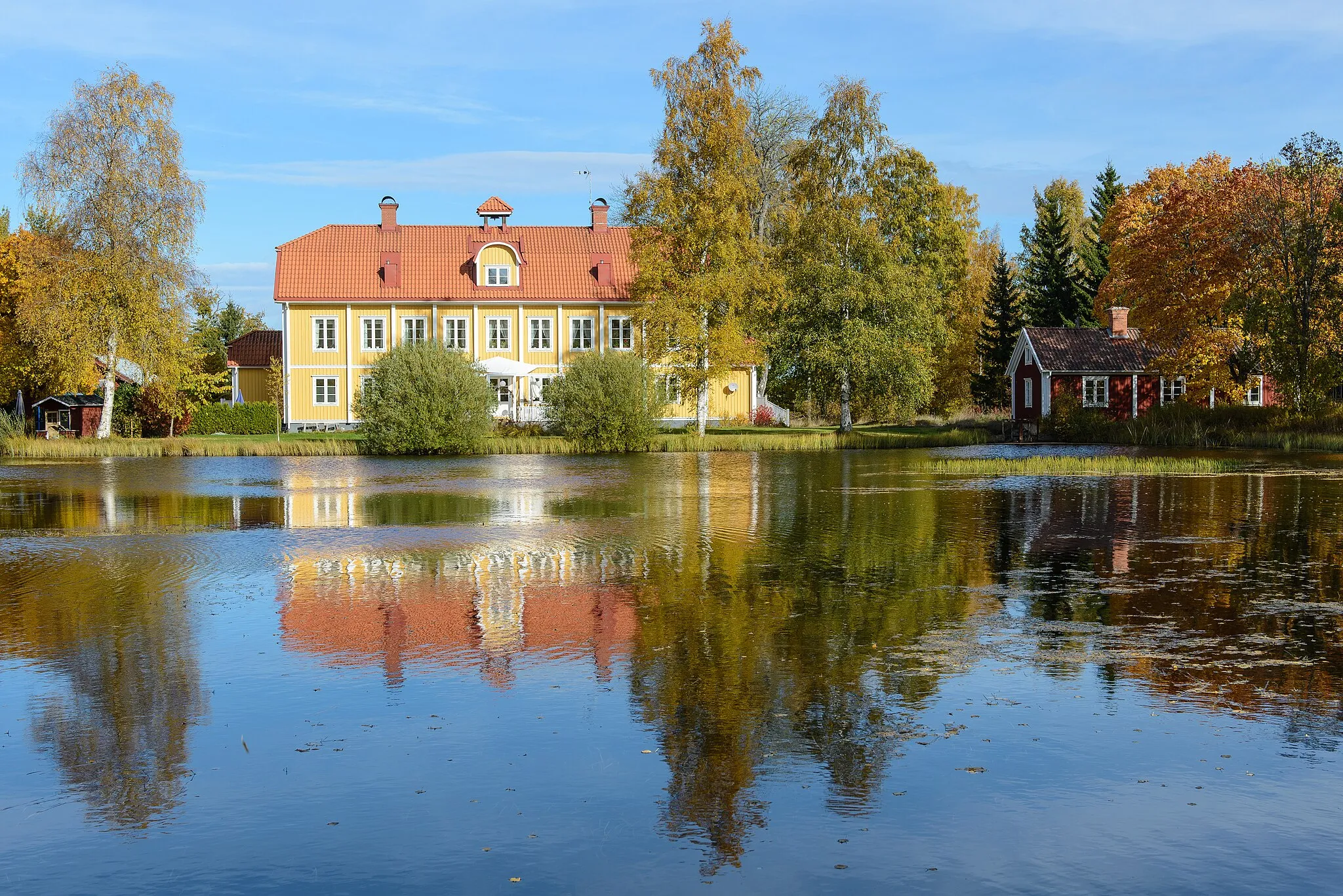 Photo showing: Bjurfors mansion, Norberg Municipality (Västmanland County), Sweden, at the border of Avesta Municipality (Dalarna County), about 1,5 km from Avesta city. Rebuilt after a fire 2006. Seat of Bjurfors former brass foundry (now only ruins).