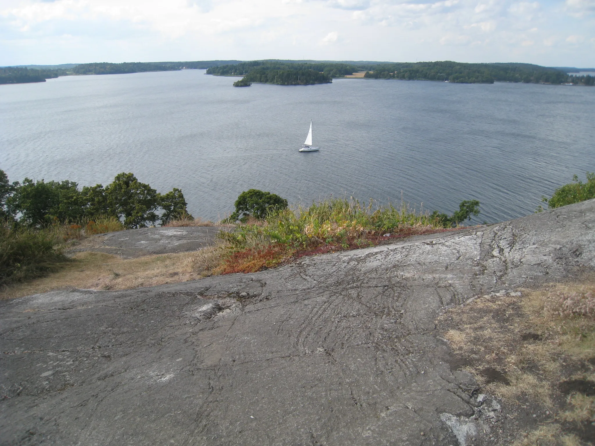 Photo showing: Gåseborg hillfort in Görväln's nature reserves in Järfälla Municipality, western Stockholm. View over the sea Mälaren.