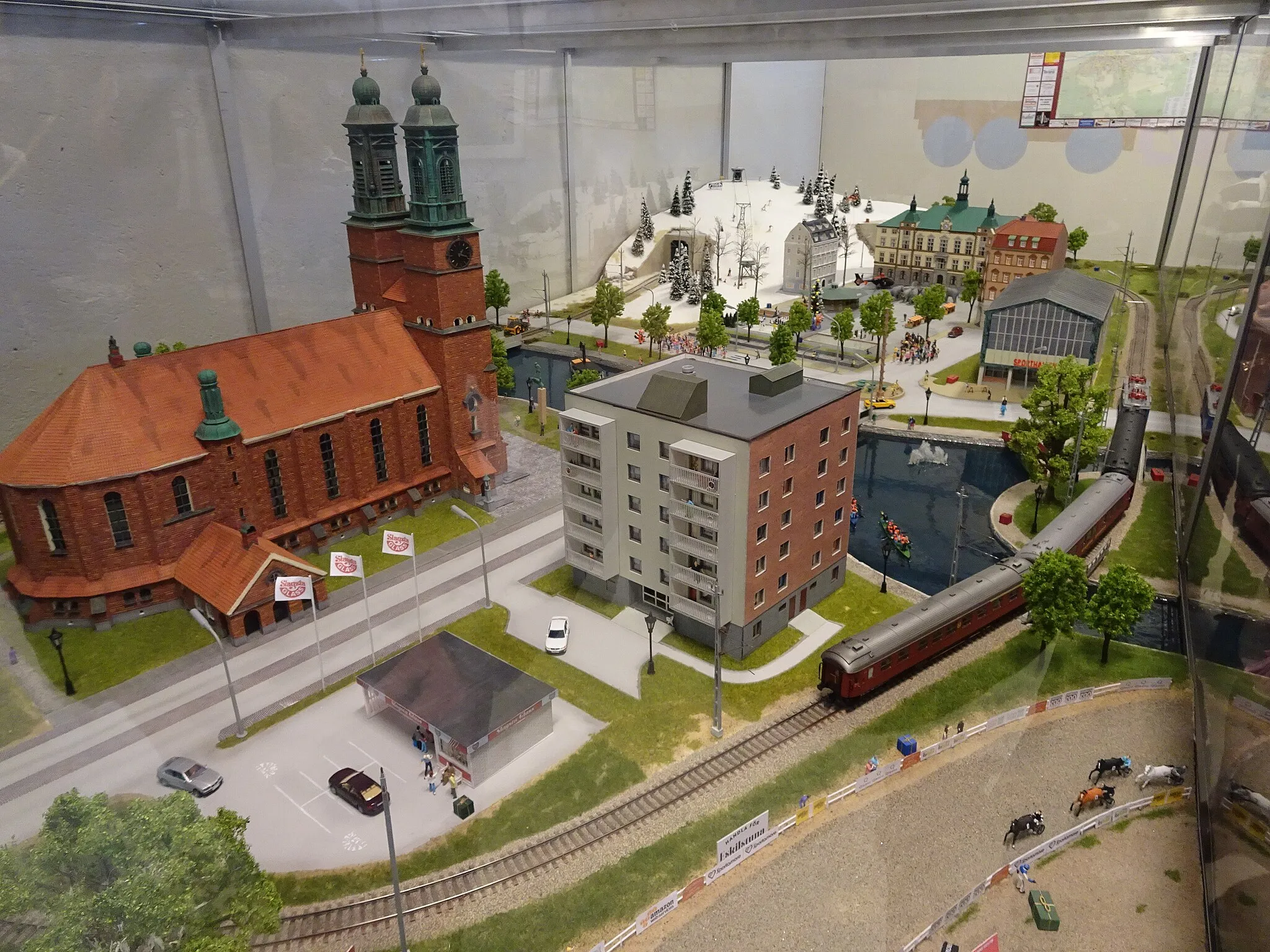 Photo showing: Miniature Kingdom, a model railway with miniature buildings depicting Sweden, located in Kungsör. This part describes Eskilstuna with the church Klosters kyrka, the town hall and various historical events, e.g. the original Beatles who performed a concert in 1963.