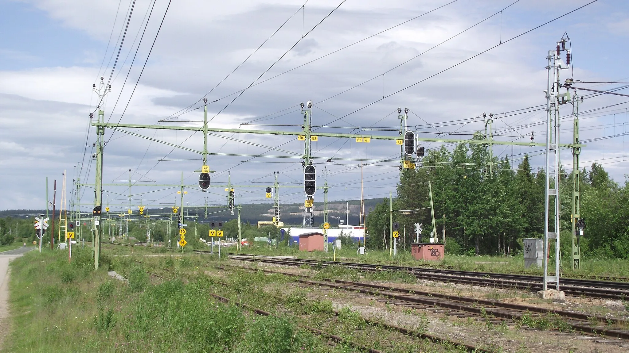 Photo showing: View of a railyard in Gällivare. Note all the trafic signialing signs.