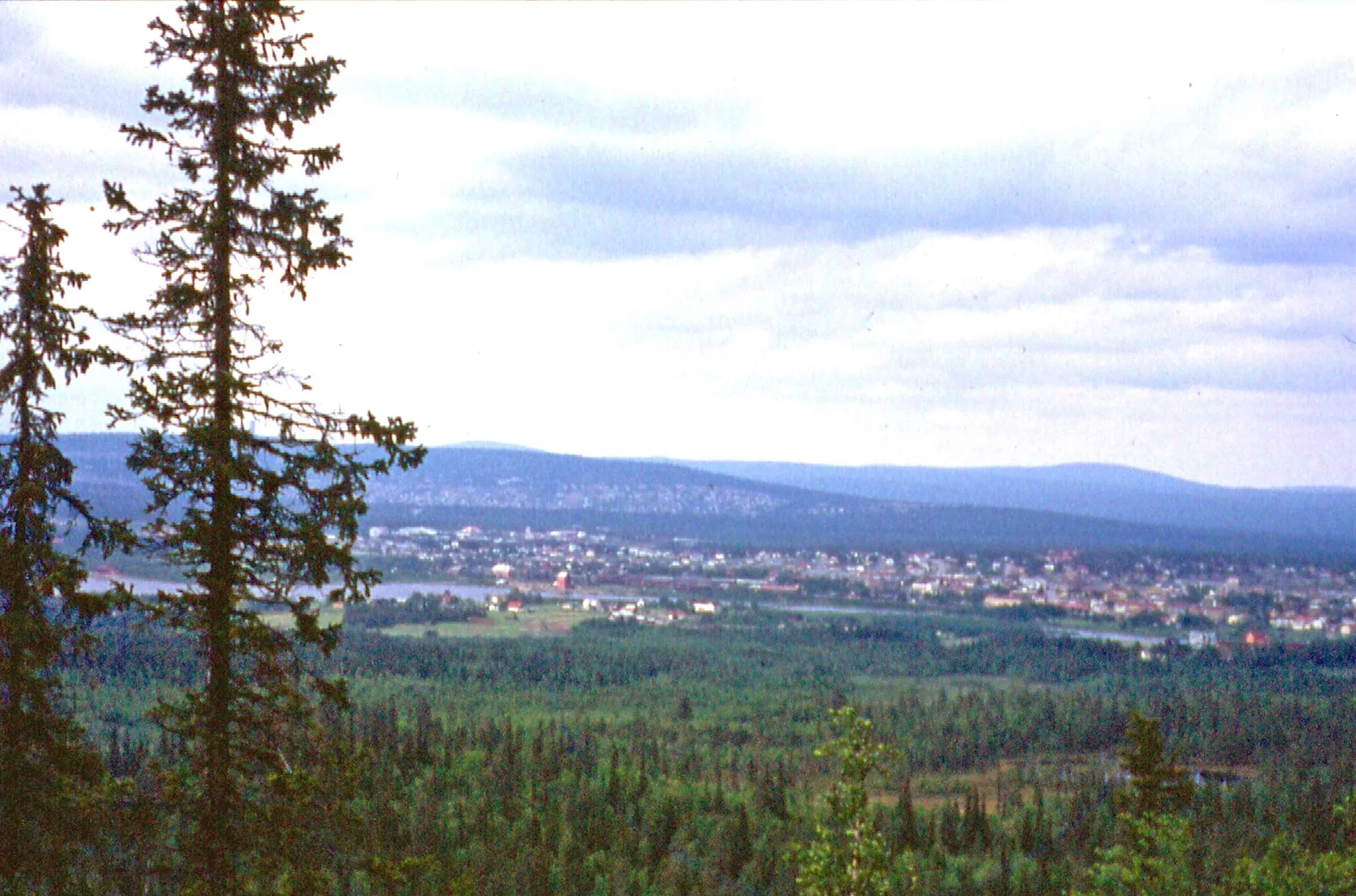 Photo showing: Zicht op Gällivare en Malmberget in juni 1972