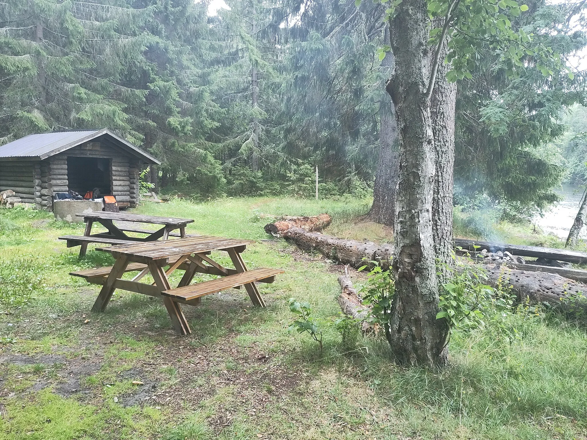 Photo showing: View on Per Larsforsen shelter July 2023