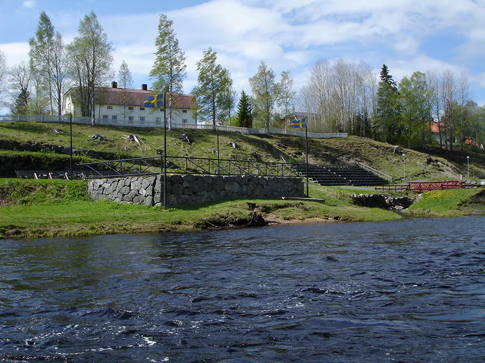 Photo showing: Krypedalen by river Sävarån with the foundations of former Sävar ironworks. Above is the mansion, built in the beginning of the 19th century.