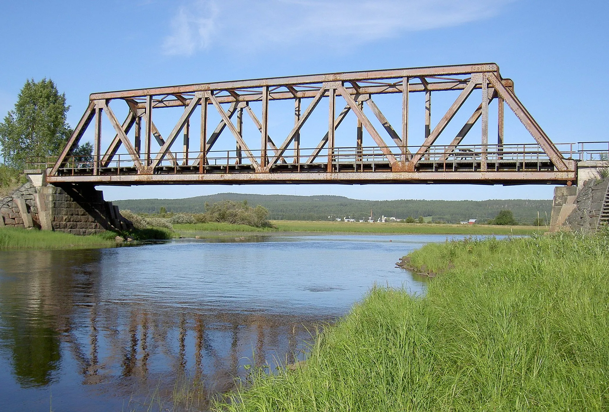 Photo showing: Old railway bridge over the river Armasjoki, south of Övertorneå in Norrbotten, Sweden. Finland in the background.