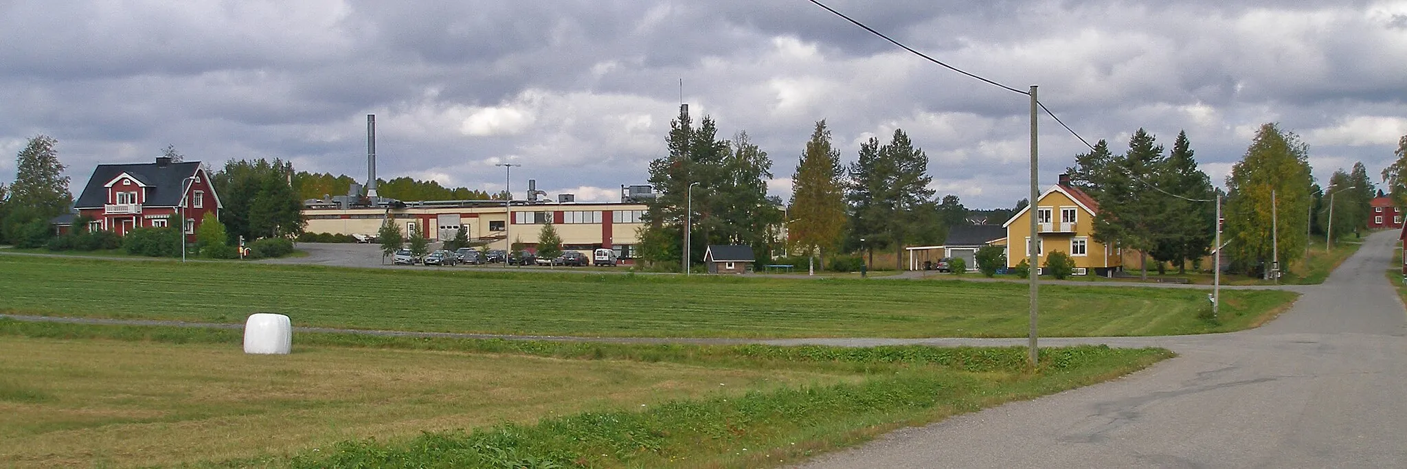 Photo showing: Byn Norrlångträsk i Skellefteå kommun. I lokalen till höger finns företaget Sandström Innovation AB. Före år 2000 fanns Utternbåtar AB i lokalen.