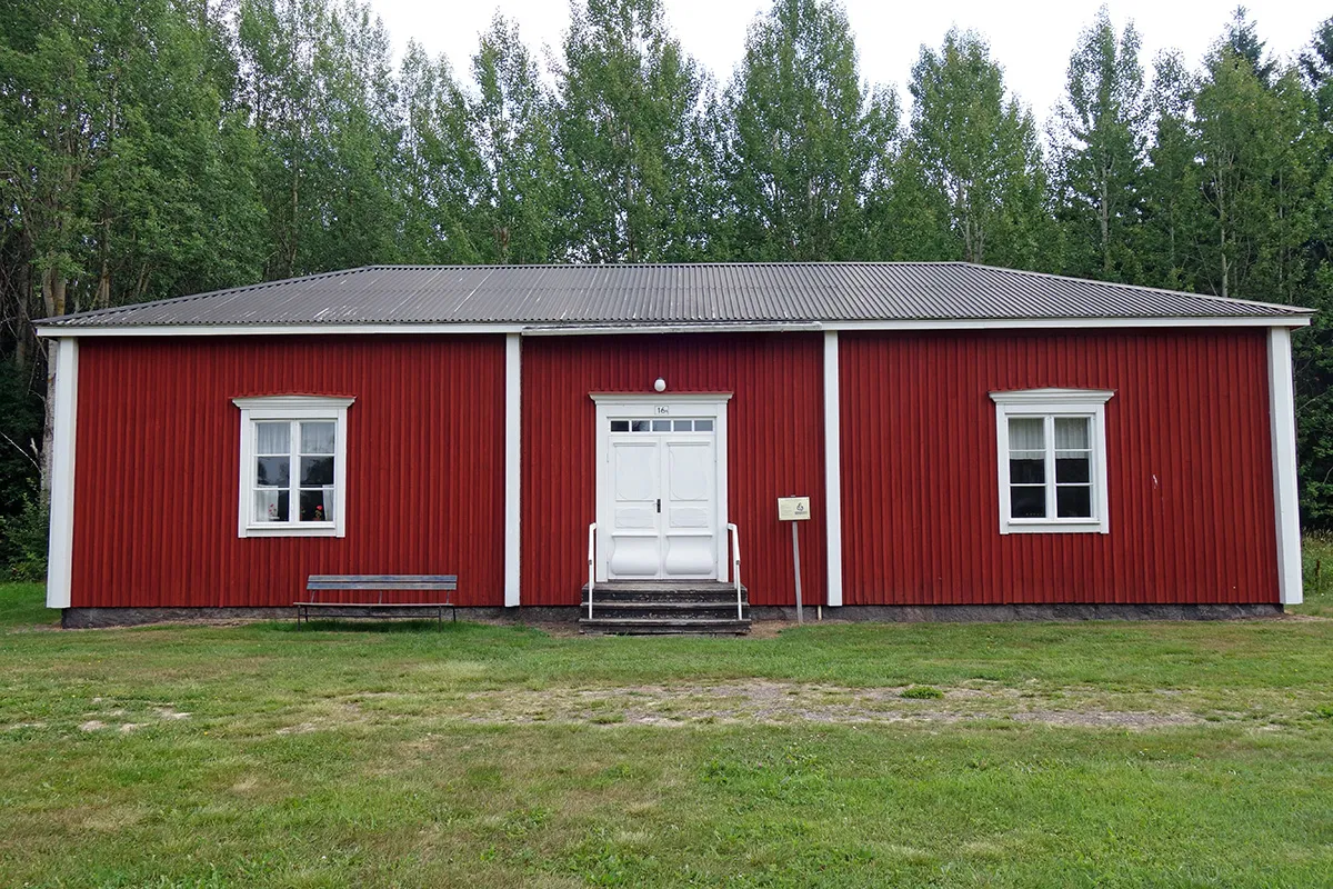 Photo showing: Väckelsepredikanten Carl Olof Rosenius födelsegård i Ånäset. Huset stod ursprungligen öster om nuvarande E4. Det flyttades 1939 till Solviks folkhögskola i Frostkåge men flyttades 1972 tillbaka till Ånäset, nu till det forna kyrkstadsområdet invid Nysätra kyrka.