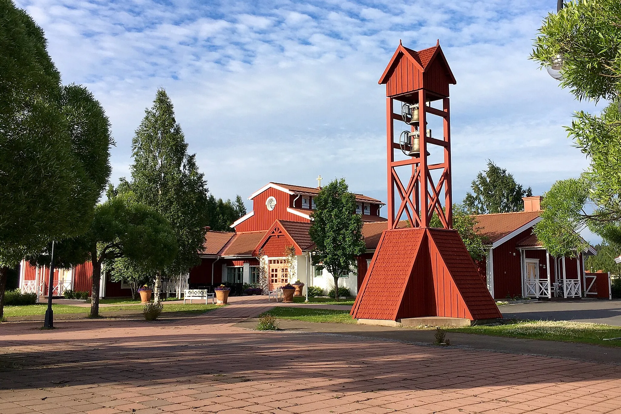 Photo showing: Mariakyrkan är en kyrkobyggnad som tillhör Sävasts församling i Luleå stift. Kyrkan ligger i Sävast omkring sju kilometer söder om Boden och är uppförd 1994.